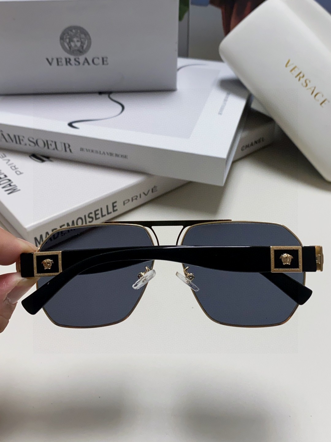 VERSACE ヴェルサーチ メンズ サングラス プレミアム フレーム 金色 ゴールド メデューサ ロゴ 限定モデル ブラック レディース ブラック 楽天 通販 高級感 人気 31137 - 画像 6