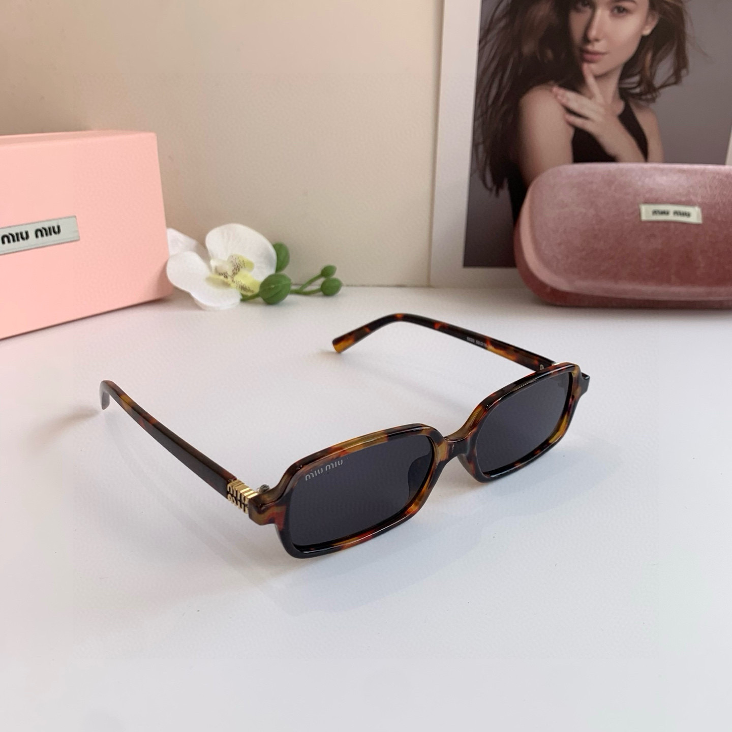 MIU MIU ミウミウ サングラス レディース 小顔効果 フラットシェイプ ブラウン ブラック 2色展開