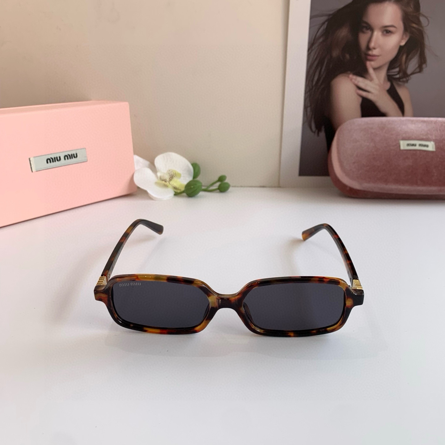 MIU MIU ミウミウ サングラス レディース 小顔効果 フラットシェイプ ブラウン ブラック 2色展開 - 画像 6