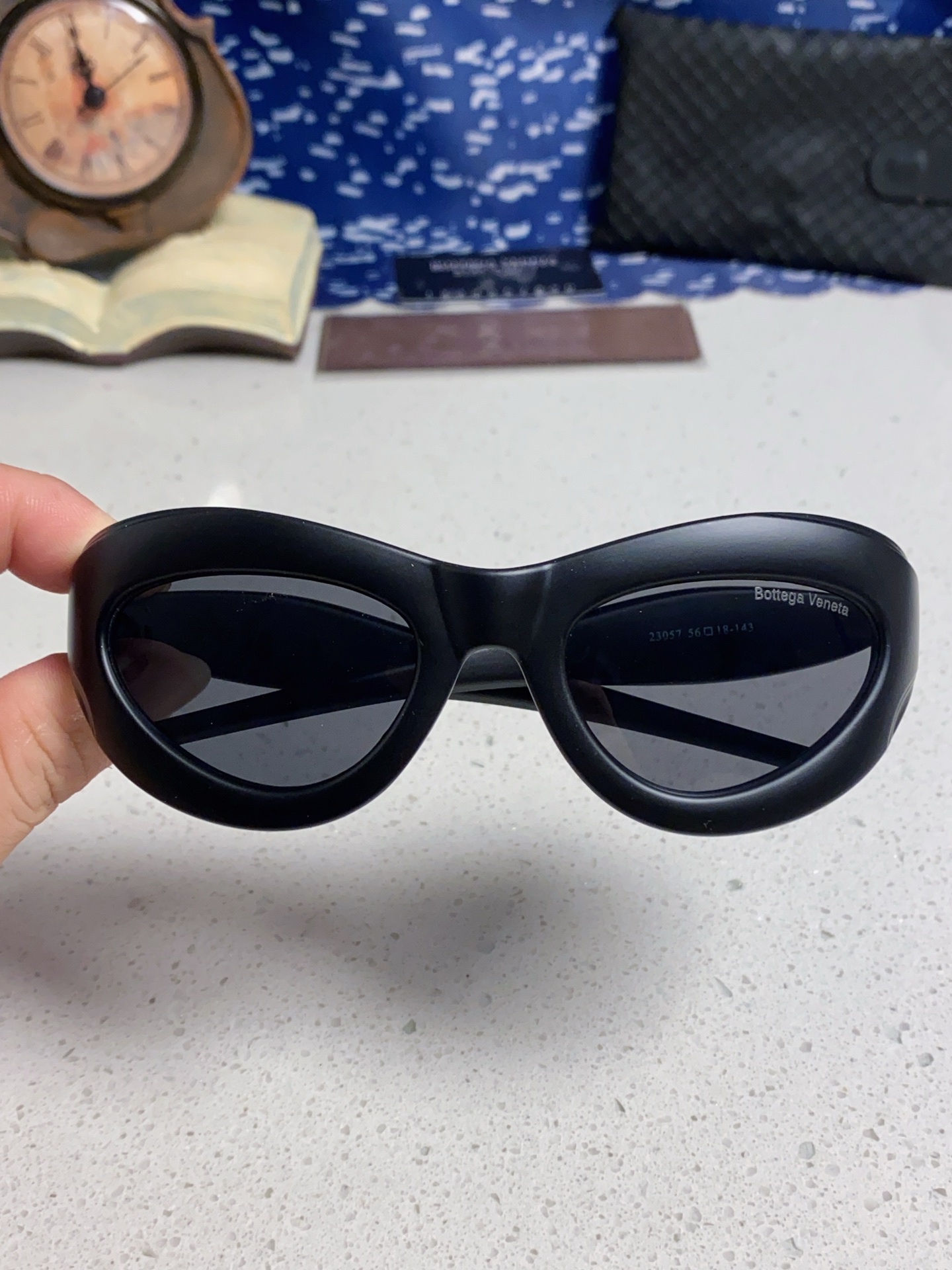 BOTTEGA VENETA ボッテガヴェネタ サングラス フラットシェイプ メンズ レディース ブラック ホワイト ブルー ヨーロッパ風 多色展開 2025年新作 - 画像 6