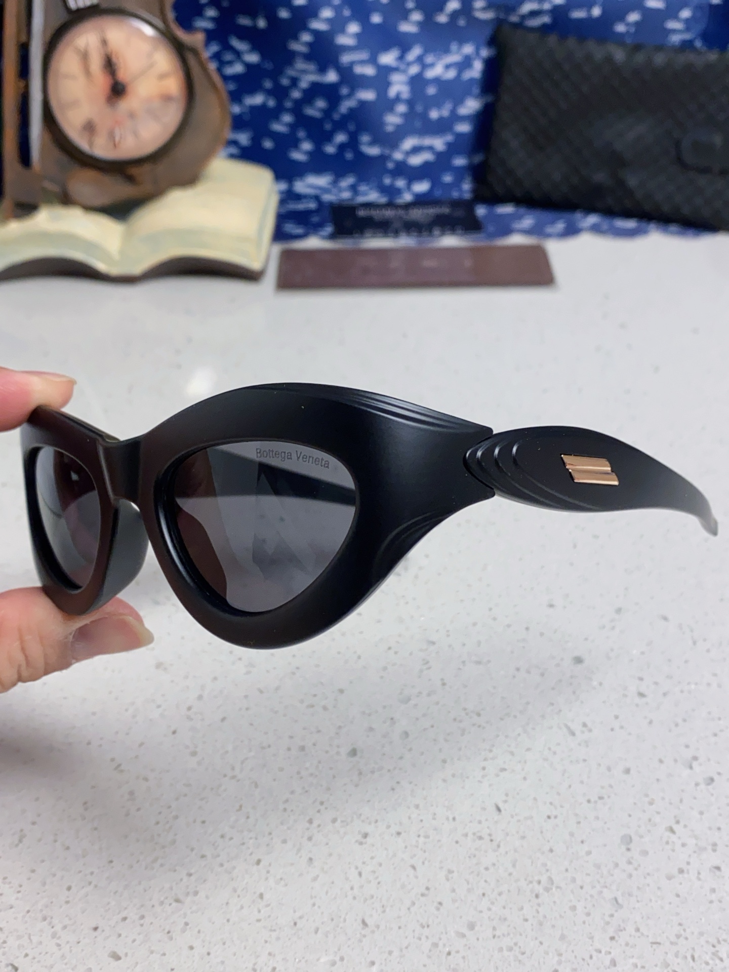 BOTTEGA VENETA ボッテガヴェネタ サングラス フラットシェイプ メンズ レディース ブラック ホワイト ブルー ヨーロッパ風 多色展開 2025年新作 - 画像 8