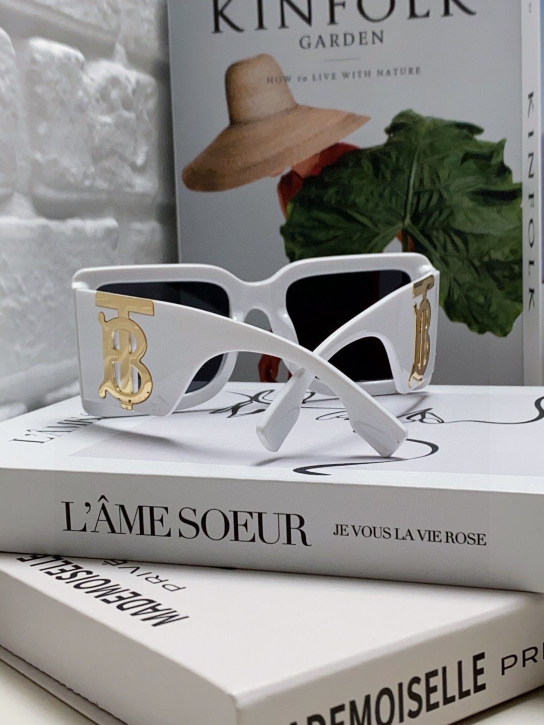 BURBERRY バーバリー サングラス 大型 フレーム B字母ロゴ 24年新作 ブラック ホワイト ブラウン 全3色展開 - 画像 4