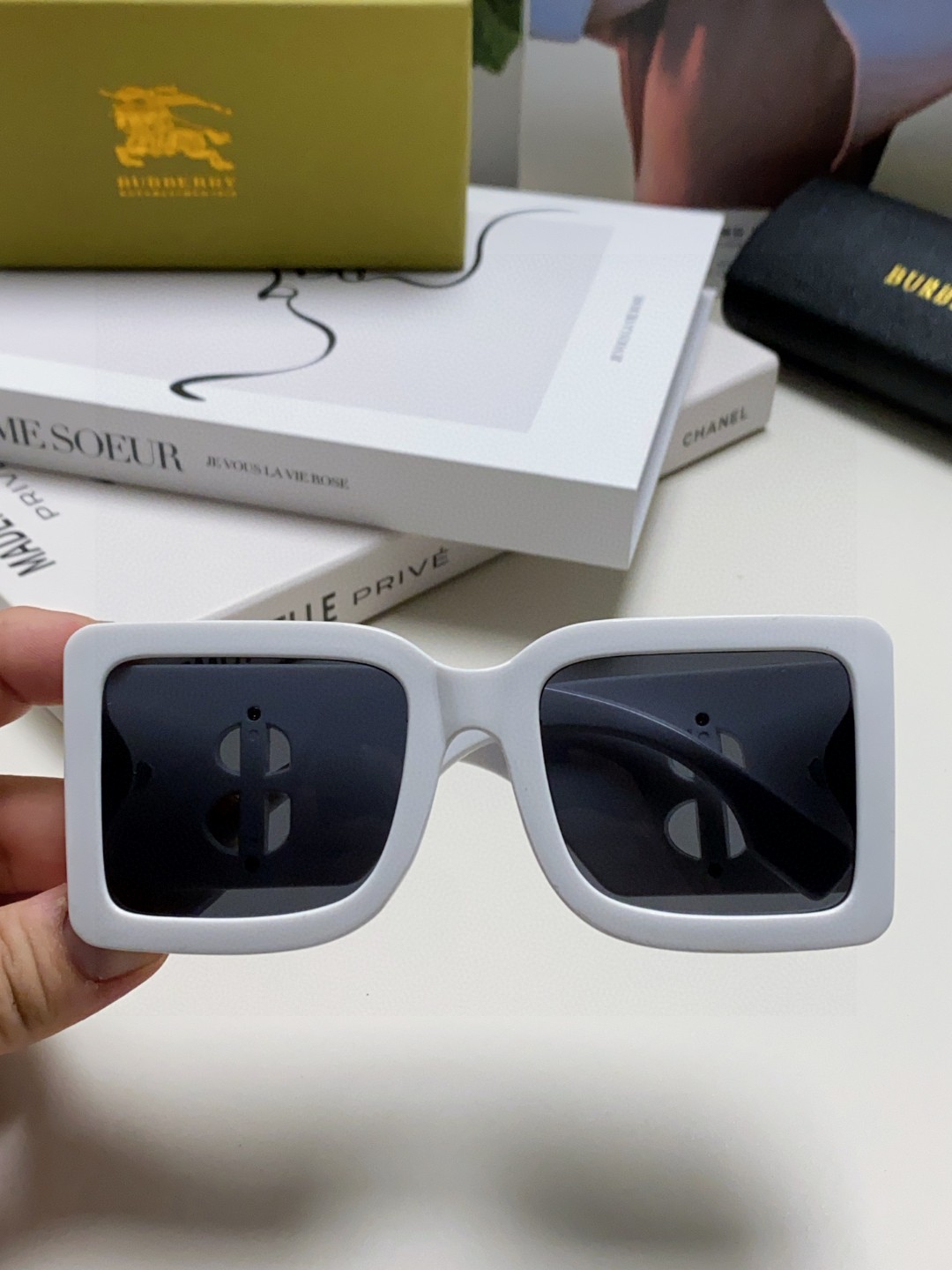 BURBERRY バーバリー サングラス 大型 フレーム B字母ロゴ 24年新作 ブラック ホワイト ブラウン 全3色展開 - 画像 5