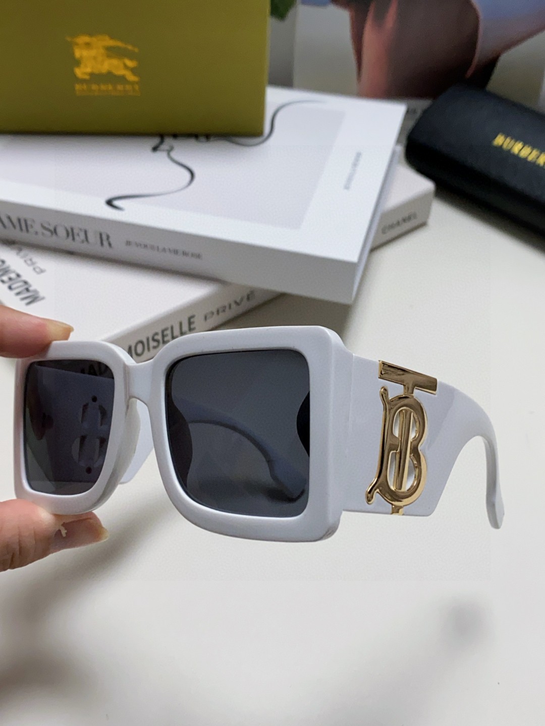 BURBERRY バーバリー サングラス 大型 フレーム B字母ロゴ 24年新作 ブラック ホワイト ブラウン 全3色展開 - 画像 7