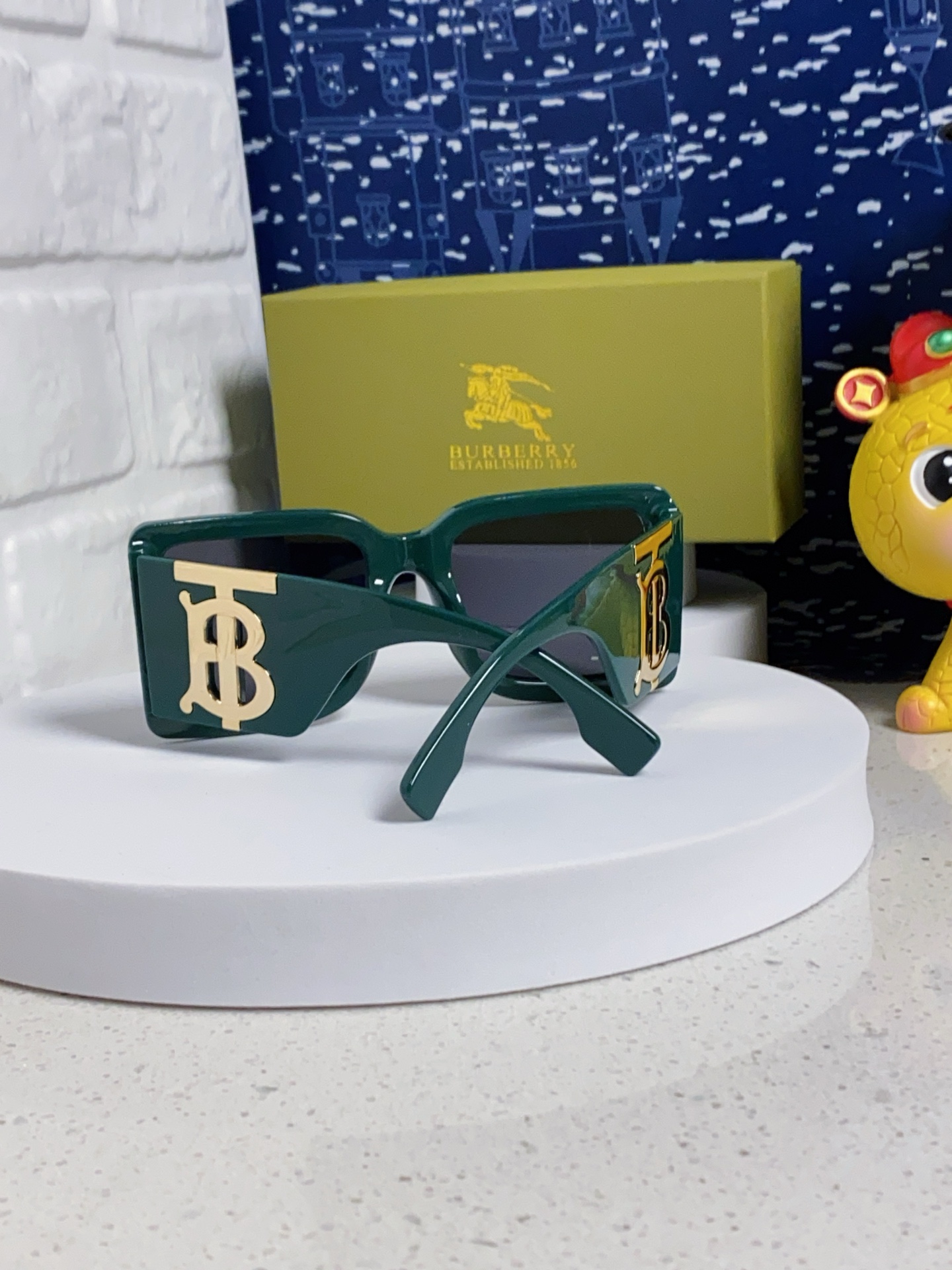 BURBERRY バーバリー サングラス BE4406U 大サイズ Bロゴ クラシック フレーム レディース グリーン 多色展開 - 画像 4