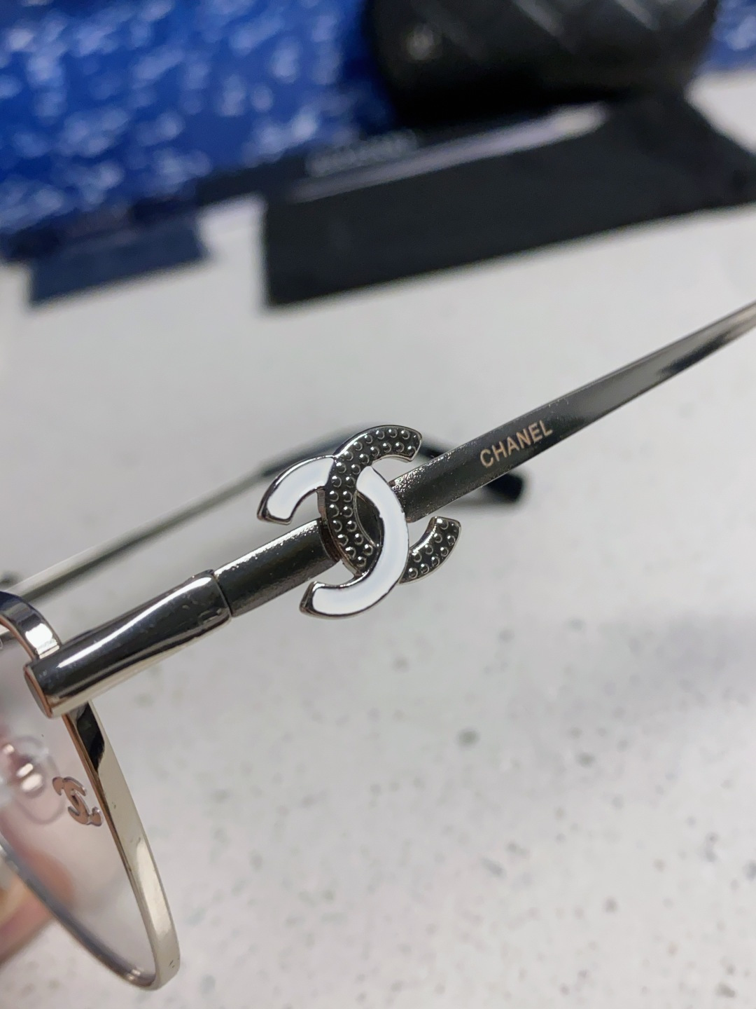 CHANEL シャネル サングラス フラットシェイプ レディース 顔型カバーフレーム 金属フレーム 2色展開 - 画像 9