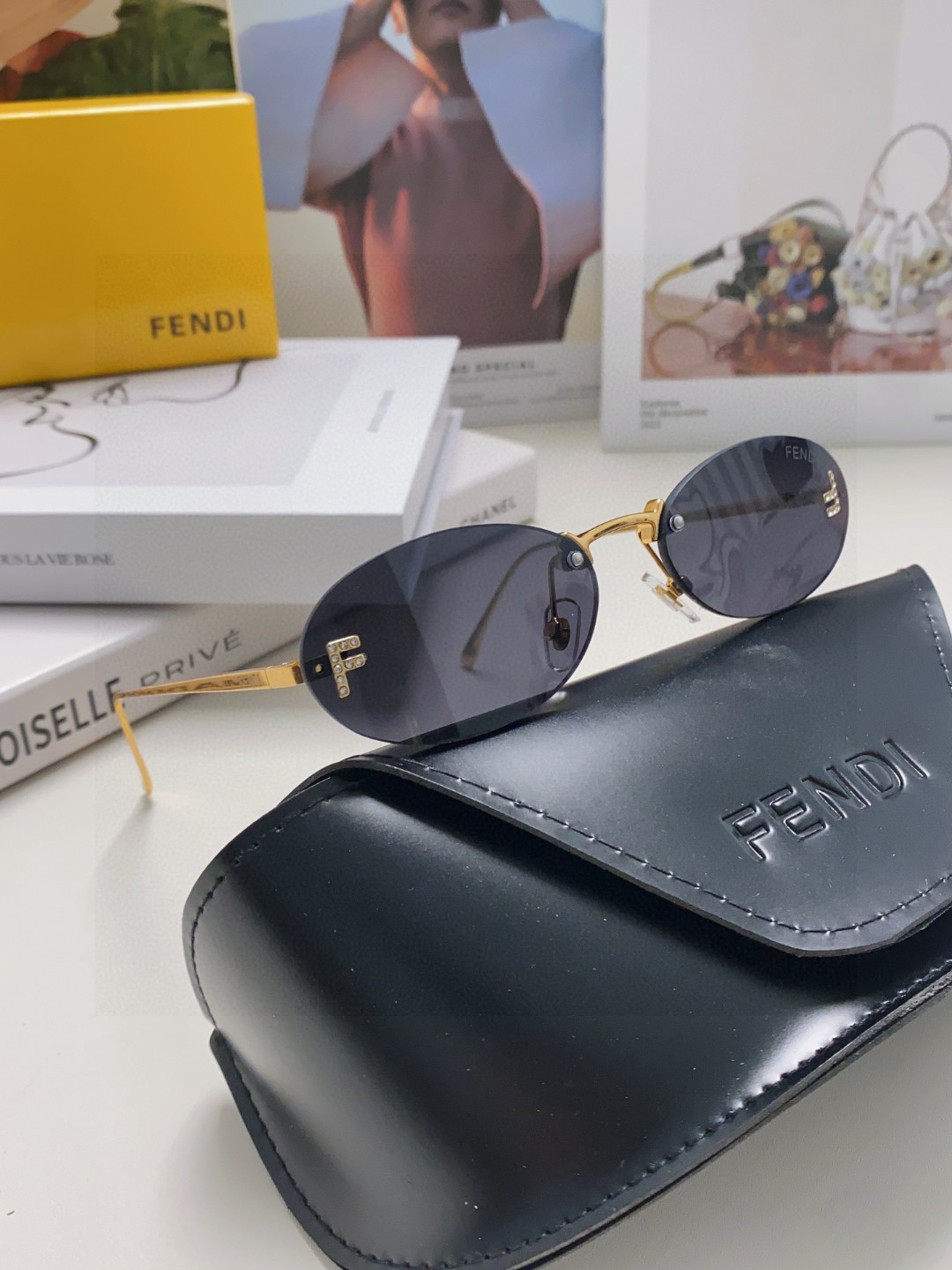FENDI フェンディ サングラス 2024新作 金属無フレーム 橢円型 ファッション シャドウサングラス メンズ レディース 3色展開 - 画像 2