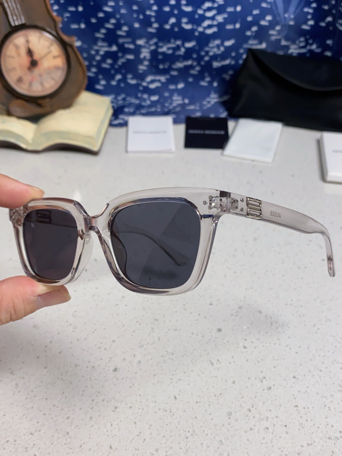 GENTLE MONSTER ジェントルモンスター サングラス Musee_31227 2025年新作 メンズ クラシックスタイル 透明フレーム 多色展開 - 画像 9