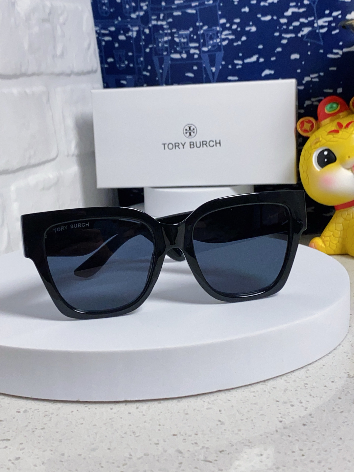 TORY BURCH トリー バーチ サングラス 大判フレーム レディース 防紫外線 ブラック 多色展開 - 画像 4