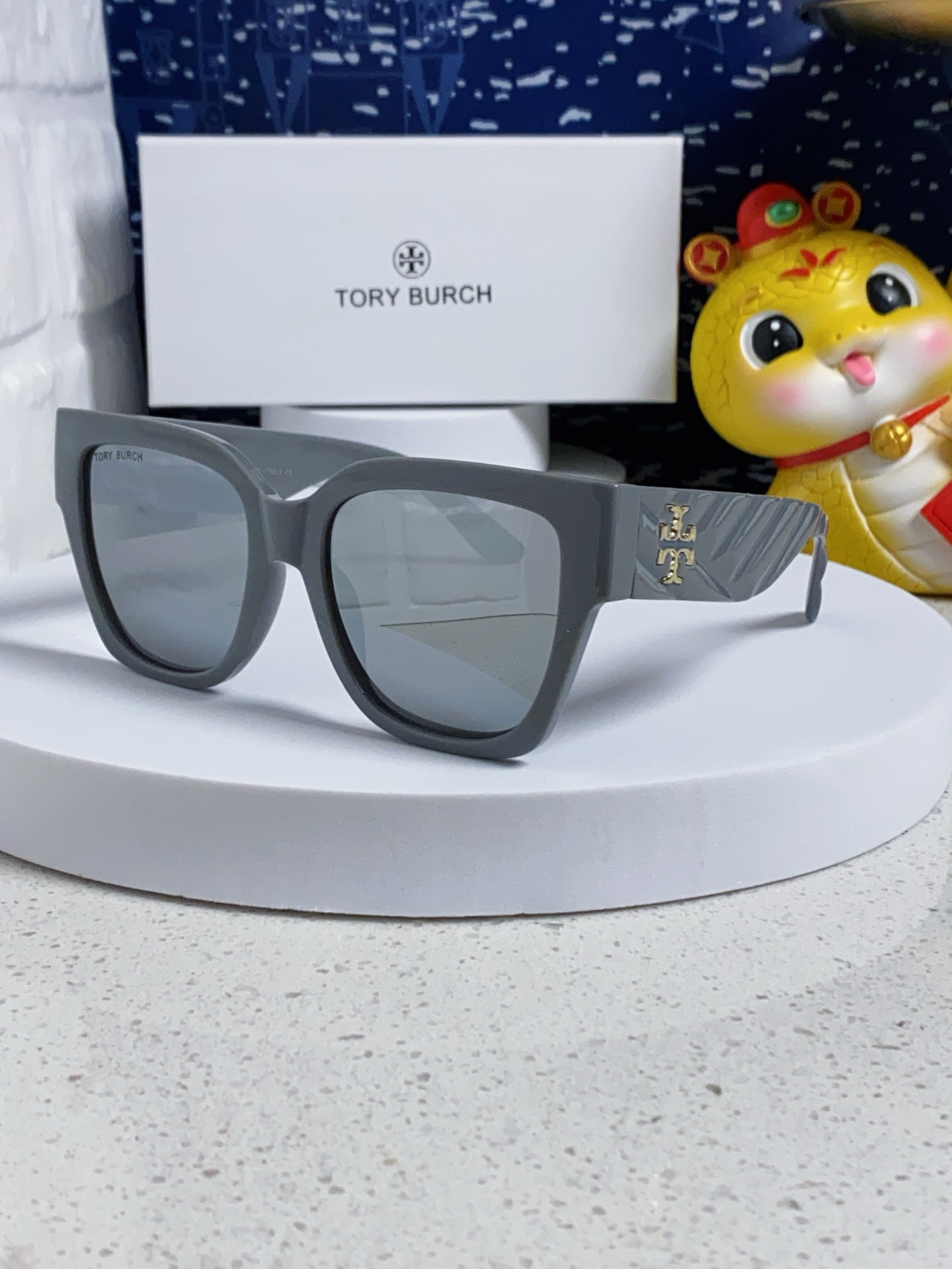 TORY BURCH トリー バーチ サングラス 大型フレーム ファッション レディース ブラック 多色展開