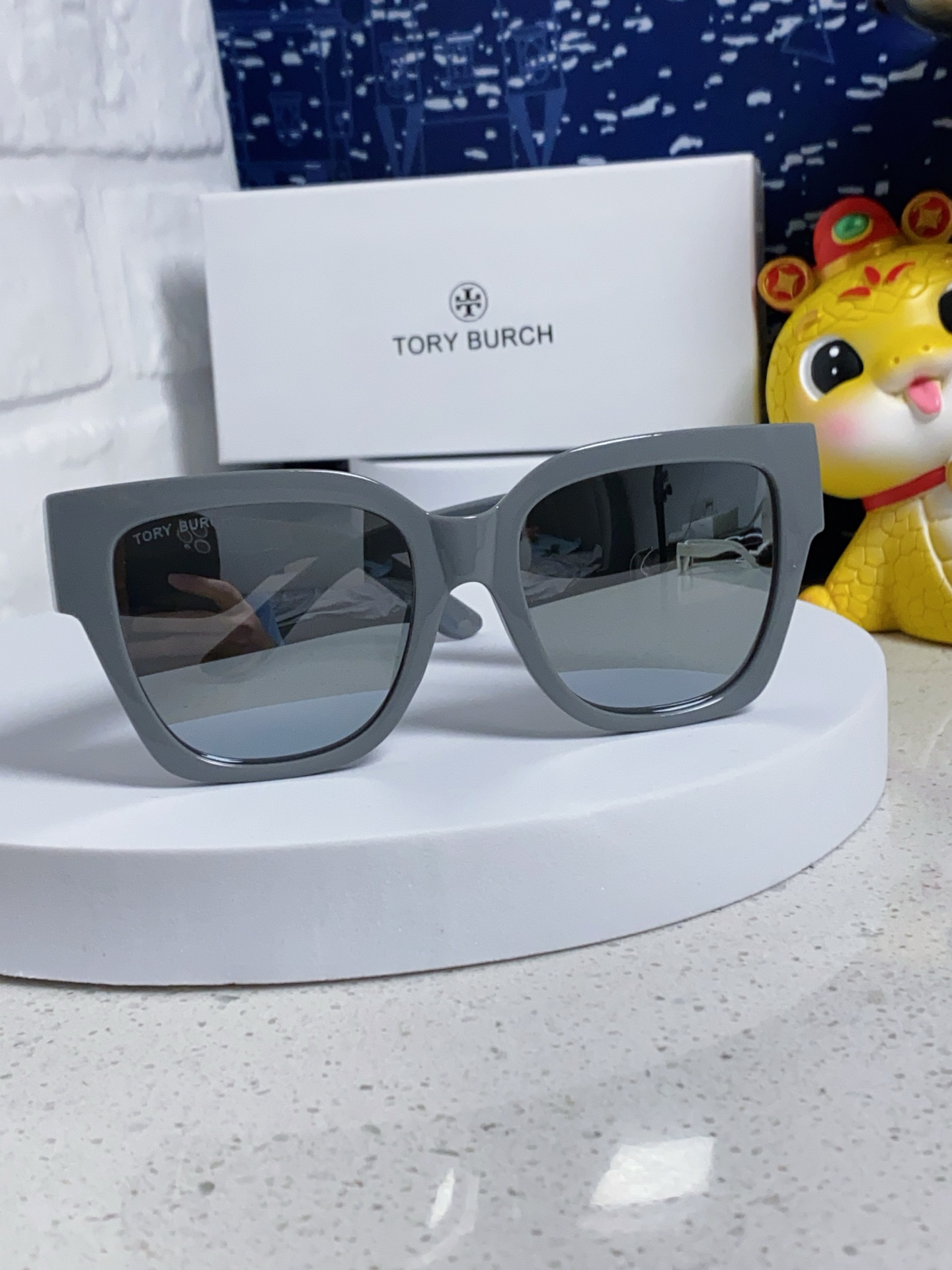 TORY BURCH トリー バーチ サングラス 大型フレーム ファッション レディース ブラック 多色展開 - 画像 4