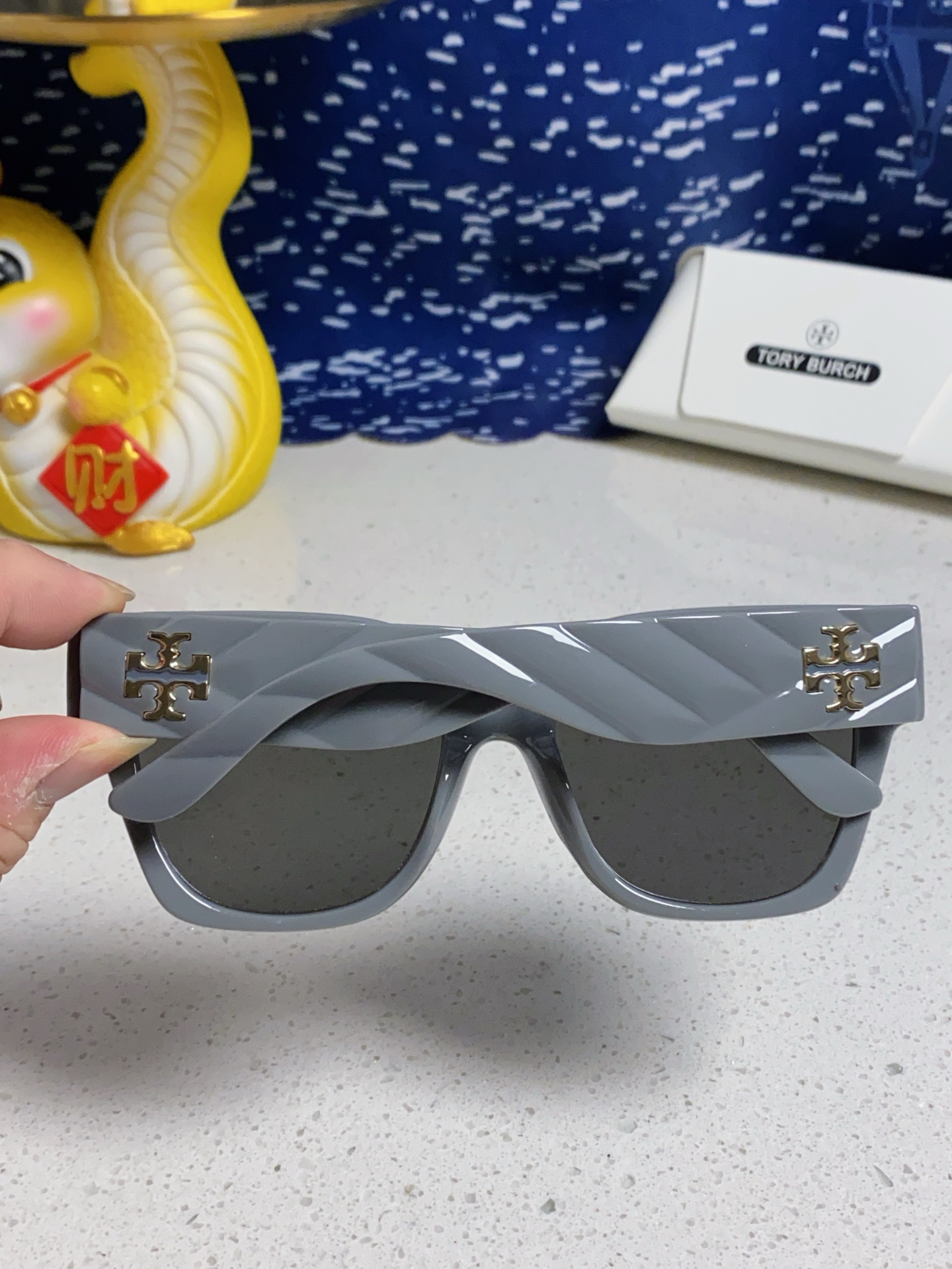 TORY BURCH トリー バーチ サングラス 大型フレーム ファッション レディース ブラック 多色展開 - 画像 7