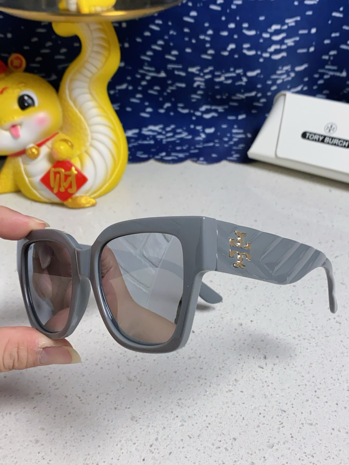 TORY BURCH トリー バーチ サングラス 大型フレーム ファッション レディース ブラック 多色展開 - 画像 8