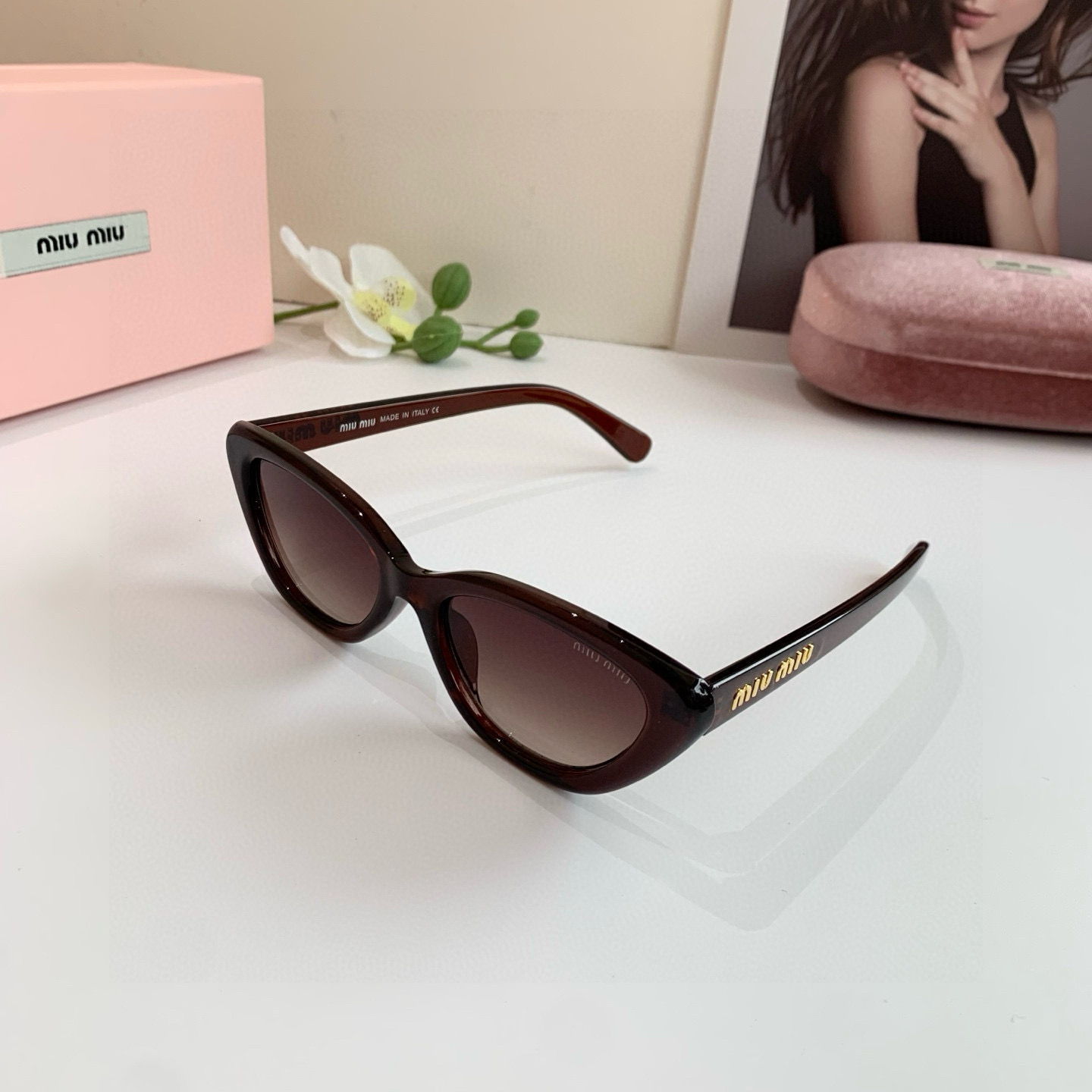 MIU MIU ミウミウ サングラス フレーム:猫目型 サングラス 多色展開 レディース 遮光 大人気 高級感 通勤 ゴールドロゴ - 画像 4