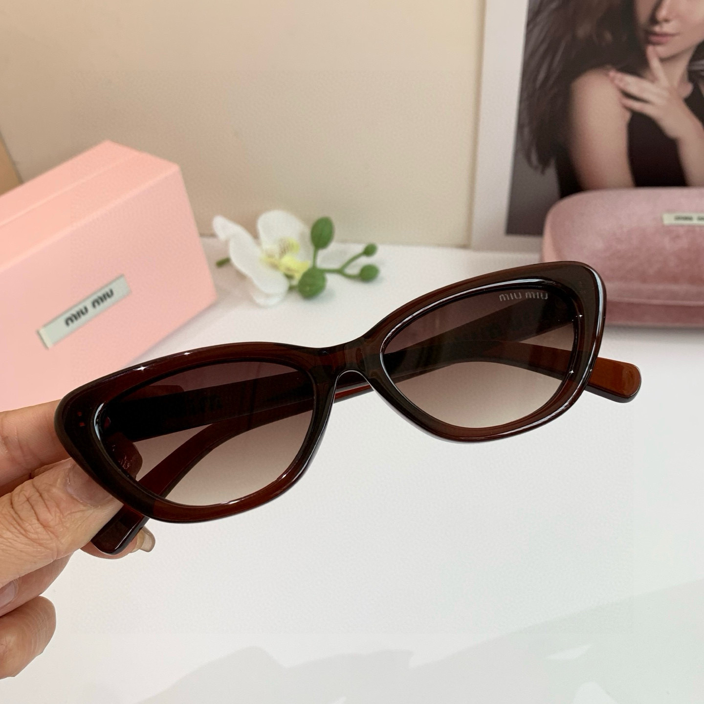 MIU MIU ミウミウ サングラス フレーム:猫目型 サングラス 多色展開 レディース 遮光 大人気 高級感 通勤 ゴールドロゴ - 画像 5