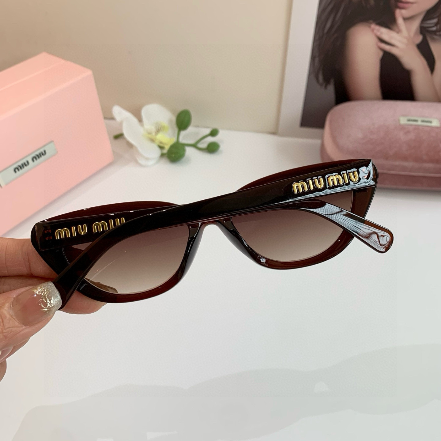 MIU MIU ミウミウ サングラス フレーム:猫目型 サングラス 多色展開 レディース 遮光 大人気 高級感 通勤 ゴールドロゴ - 画像 7