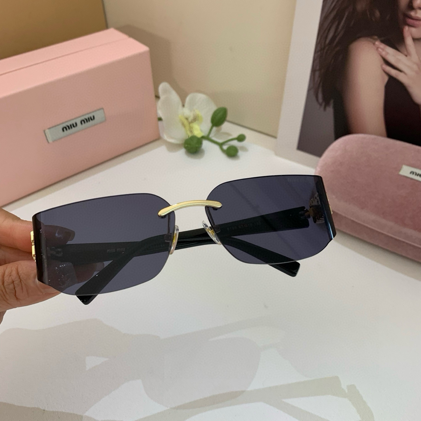 MIU MIU ミウミウ サングラス 男女兼用 メタルフレーム フラットサングラス ブラック - 画像 3