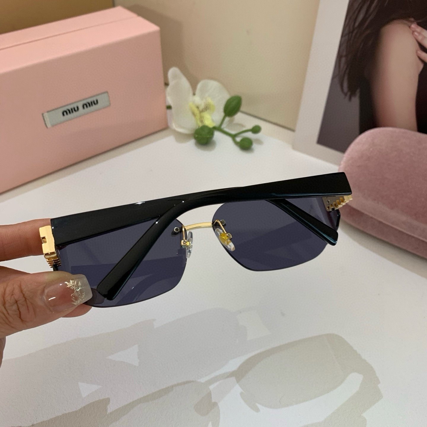 MIU MIU ミウミウ サングラス 男女兼用 メタルフレーム フラットサングラス ブラック - 画像 4