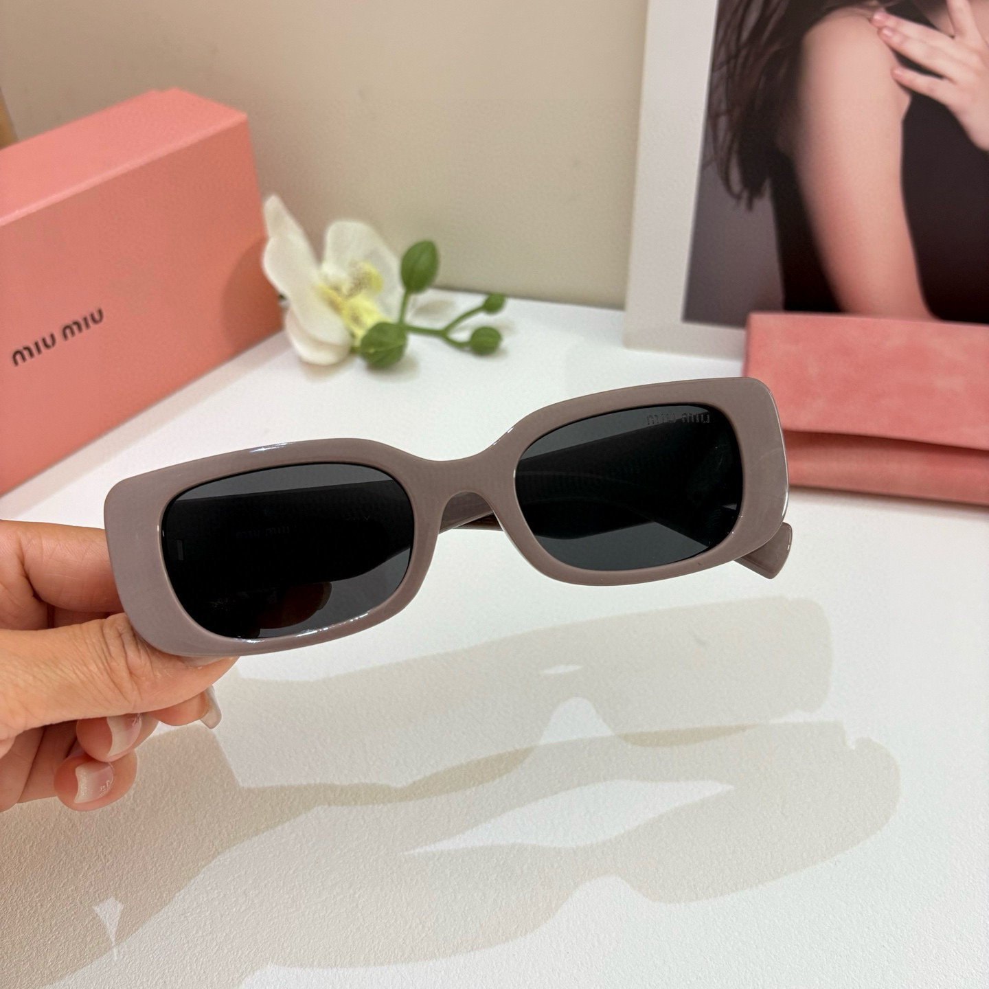 MIU MIU ミウミウ サングラス レディース フラットサングラス 韓国風 大きめ ブラウン - 画像 3