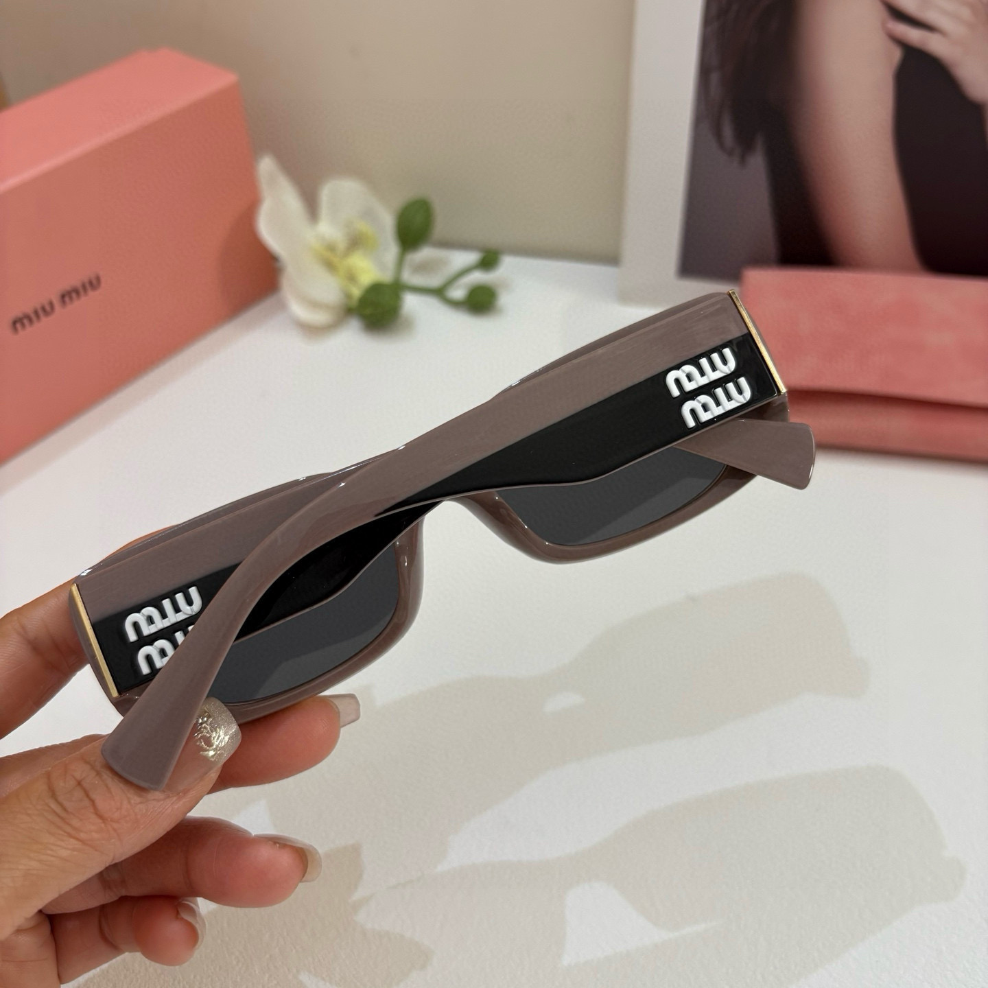 MIU MIU ミウミウ サングラス レディース フラットサングラス 韓国風 大きめ ブラウン - 画像 4