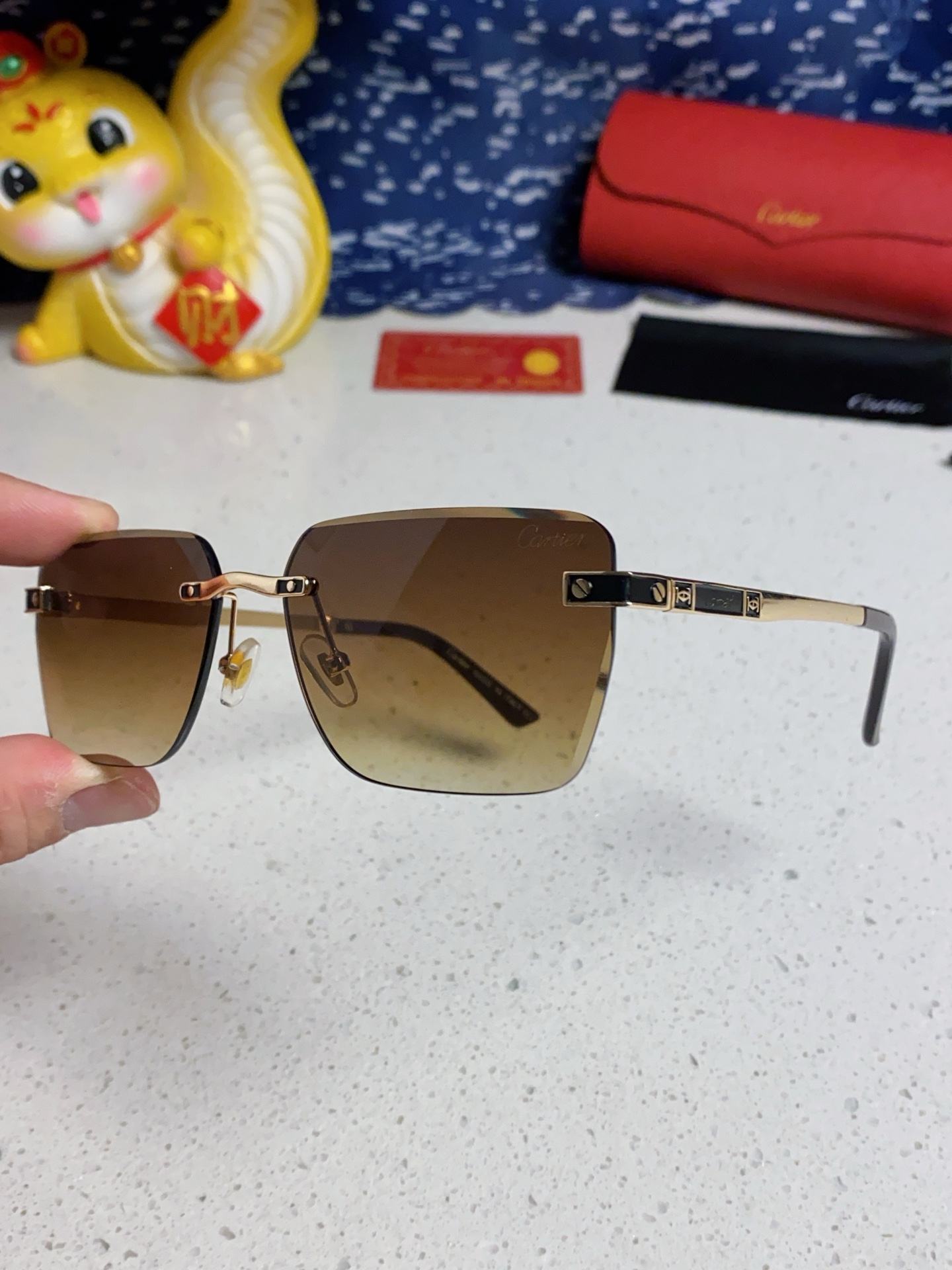 Cartier カルティエ サングラス フレームレス オーバル メンズ レディース 男女兼用 ブラック ブラウン レッド グリーン パープル ブルーレイ 全6色展開 - 画像 9