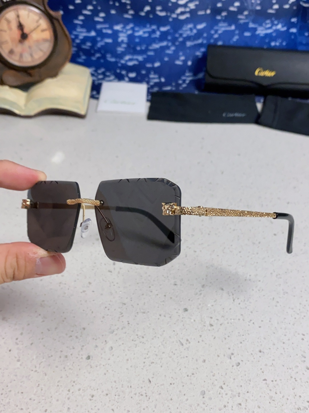 Cartier カルティエ サングラス フレームレス 2025新作 ペンダント メンズ レディース インスタ風 ブラック 多色展開 - 画像 9