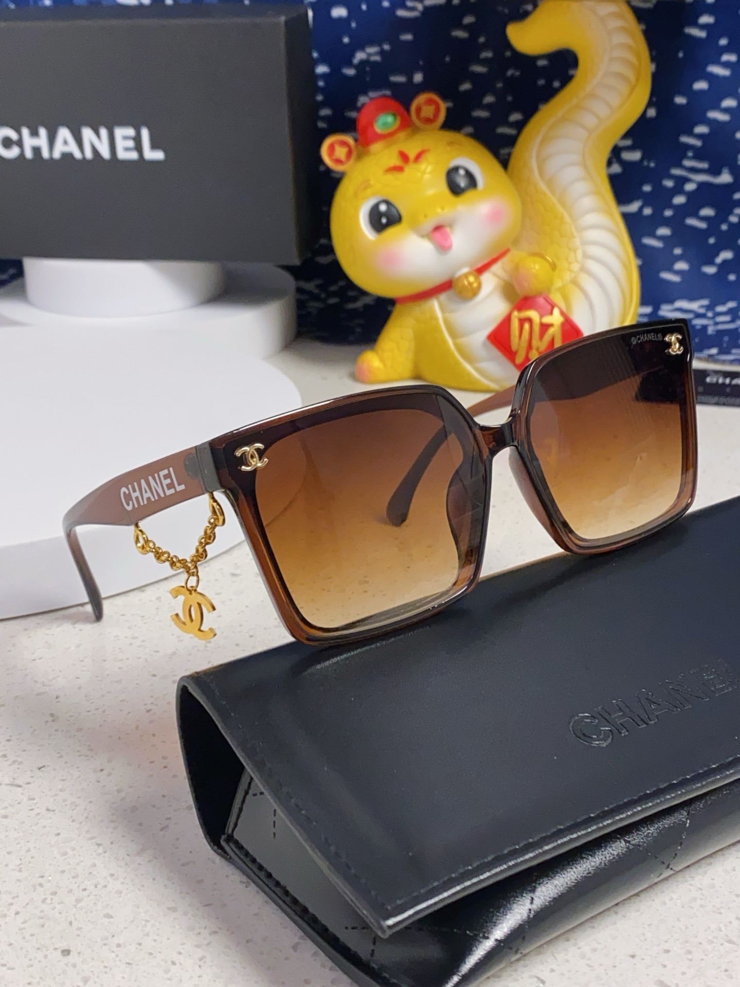 CHANEL シャネル 方形サングラス レディース 偏光 フレームにチェーン メンズ レディース兼用 ブラック ブラウン ウィンターサングラス 多色展開 - 画像 2