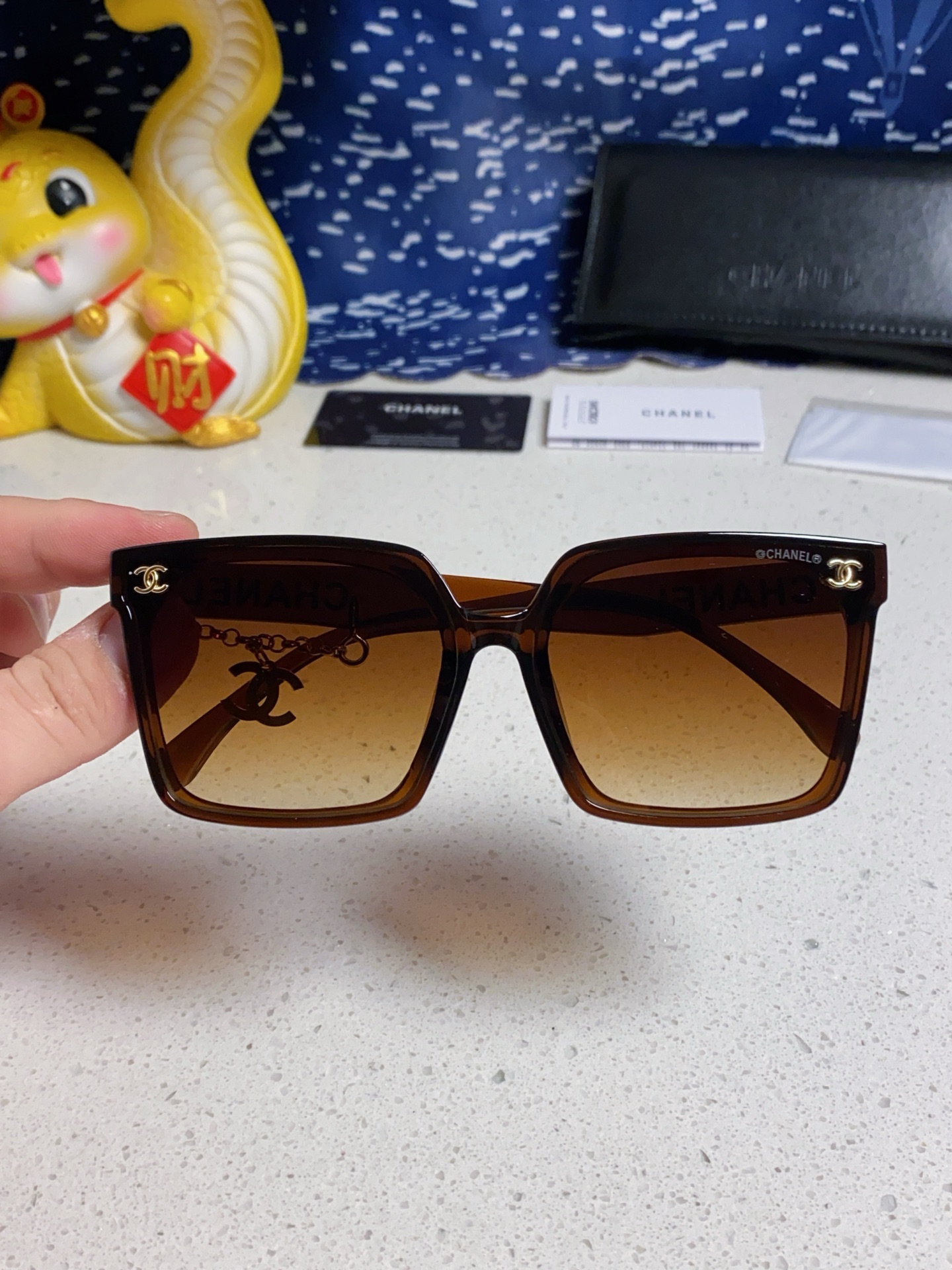 CHANEL シャネル 方形サングラス レディース 偏光 フレームにチェーン メンズ レディース兼用 ブラック ブラウン ウィンターサングラス 多色展開 - 画像 7