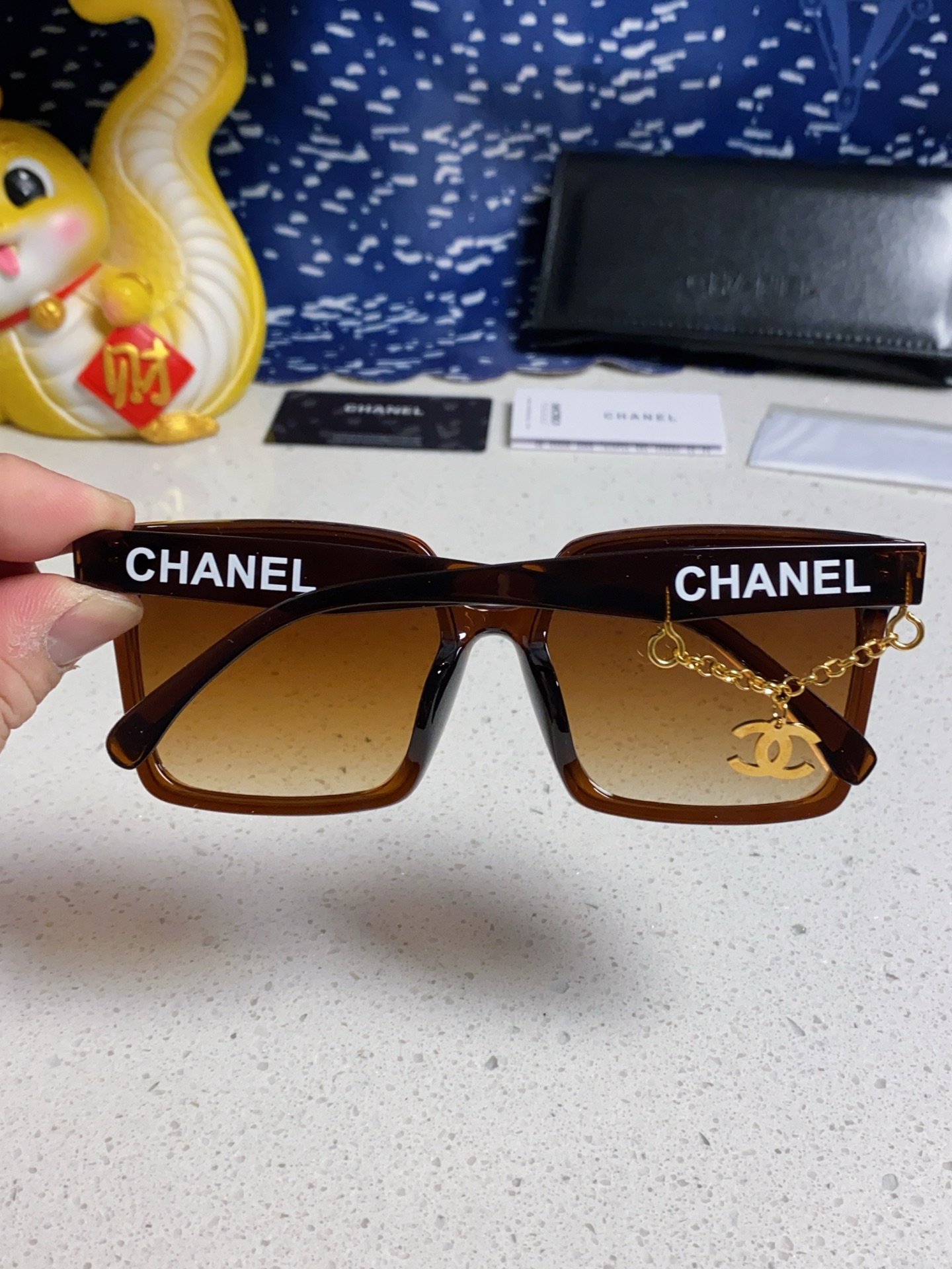 CHANEL シャネル 方形サングラス レディース 偏光 フレームにチェーン メンズ レディース兼用 ブラック ブラウン ウィンターサングラス 多色展開 - 画像 8