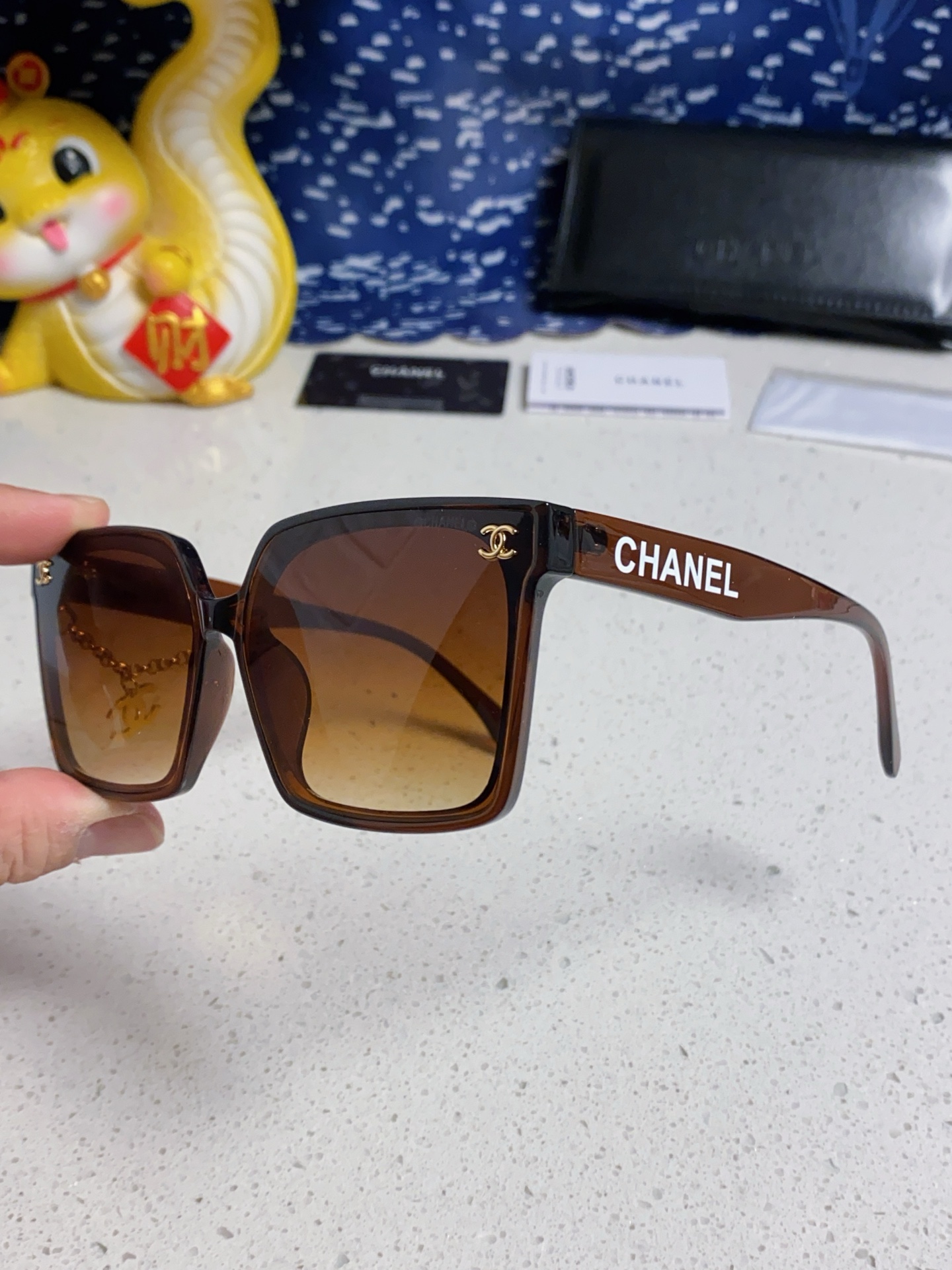 CHANEL シャネル 方形サングラス レディース 偏光 フレームにチェーン メンズ レディース兼用 ブラック ブラウン ウィンターサングラス 多色展開 - 画像 9