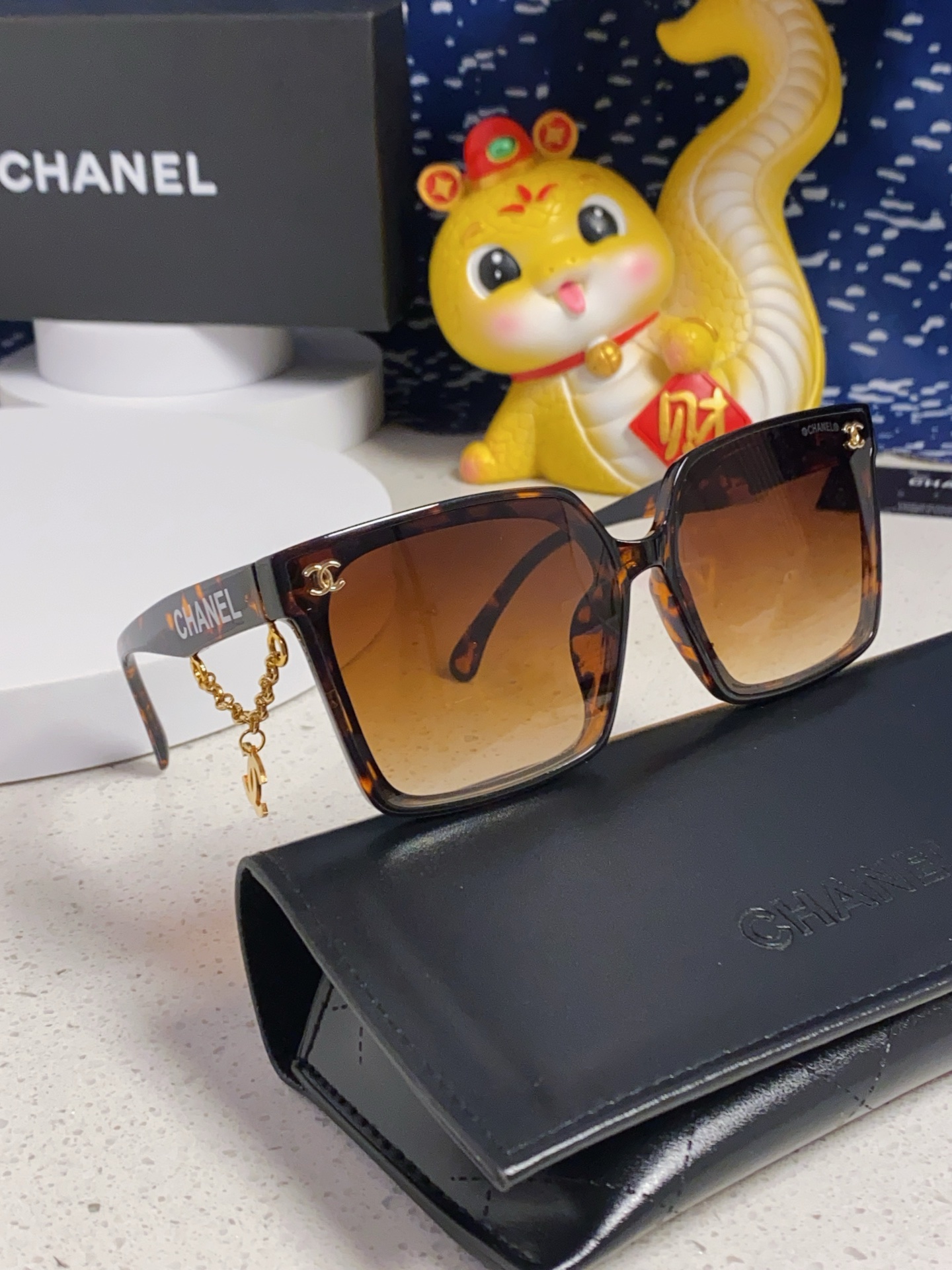 CHANEL シャネル レディースサングラス フレーム 方形 レディース ブラック チャーム付き 多色展開 - 画像 2