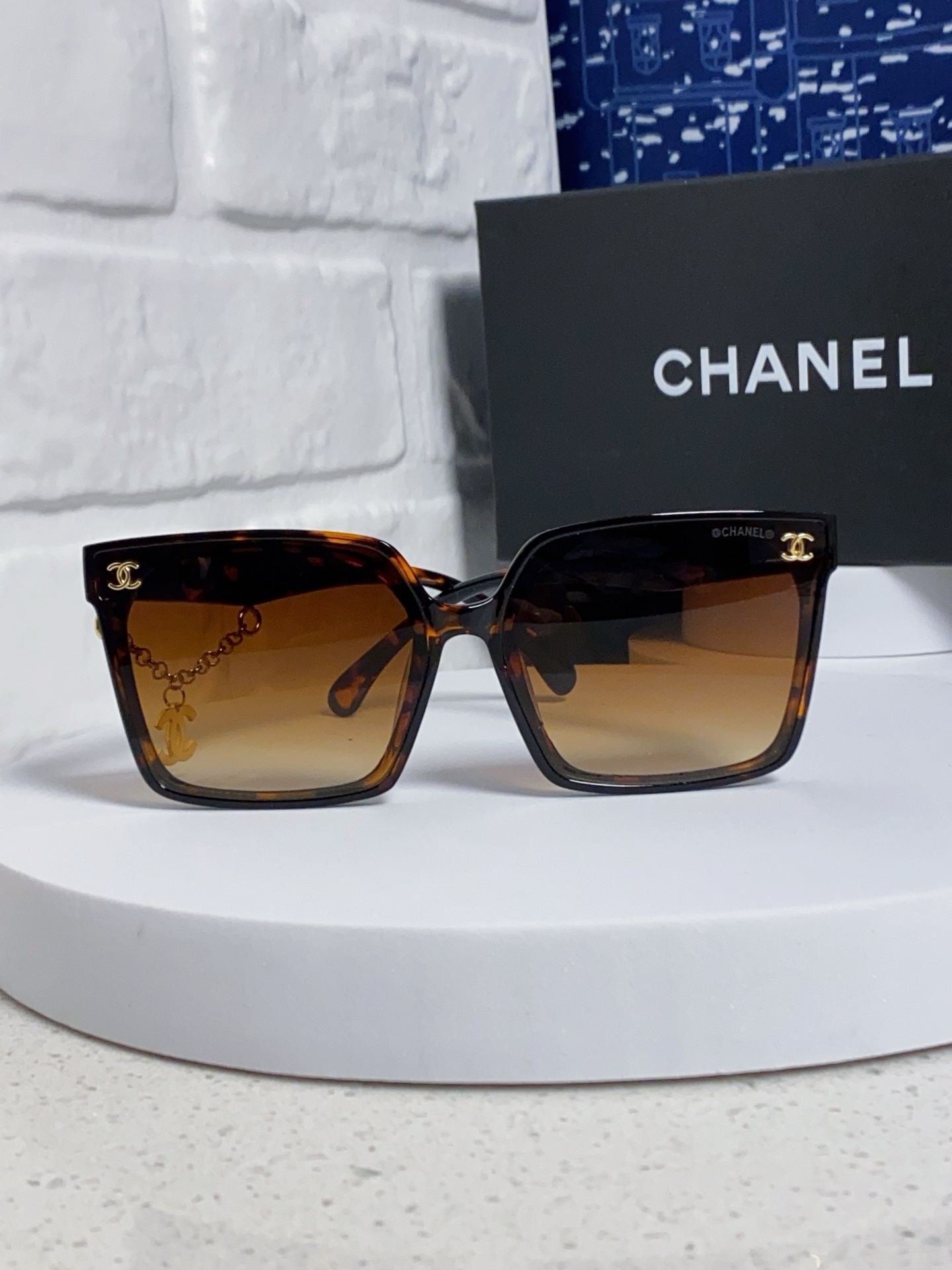 CHANEL シャネル レディースサングラス フレーム 方形 レディース ブラック チャーム付き 多色展開 - 画像 5