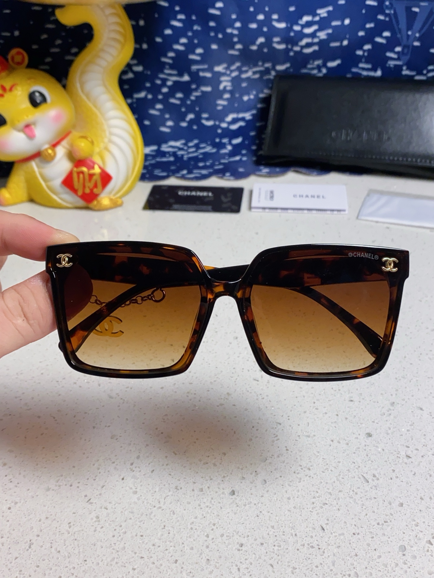 CHANEL シャネル レディースサングラス フレーム 方形 レディース ブラック チャーム付き 多色展開 - 画像 7