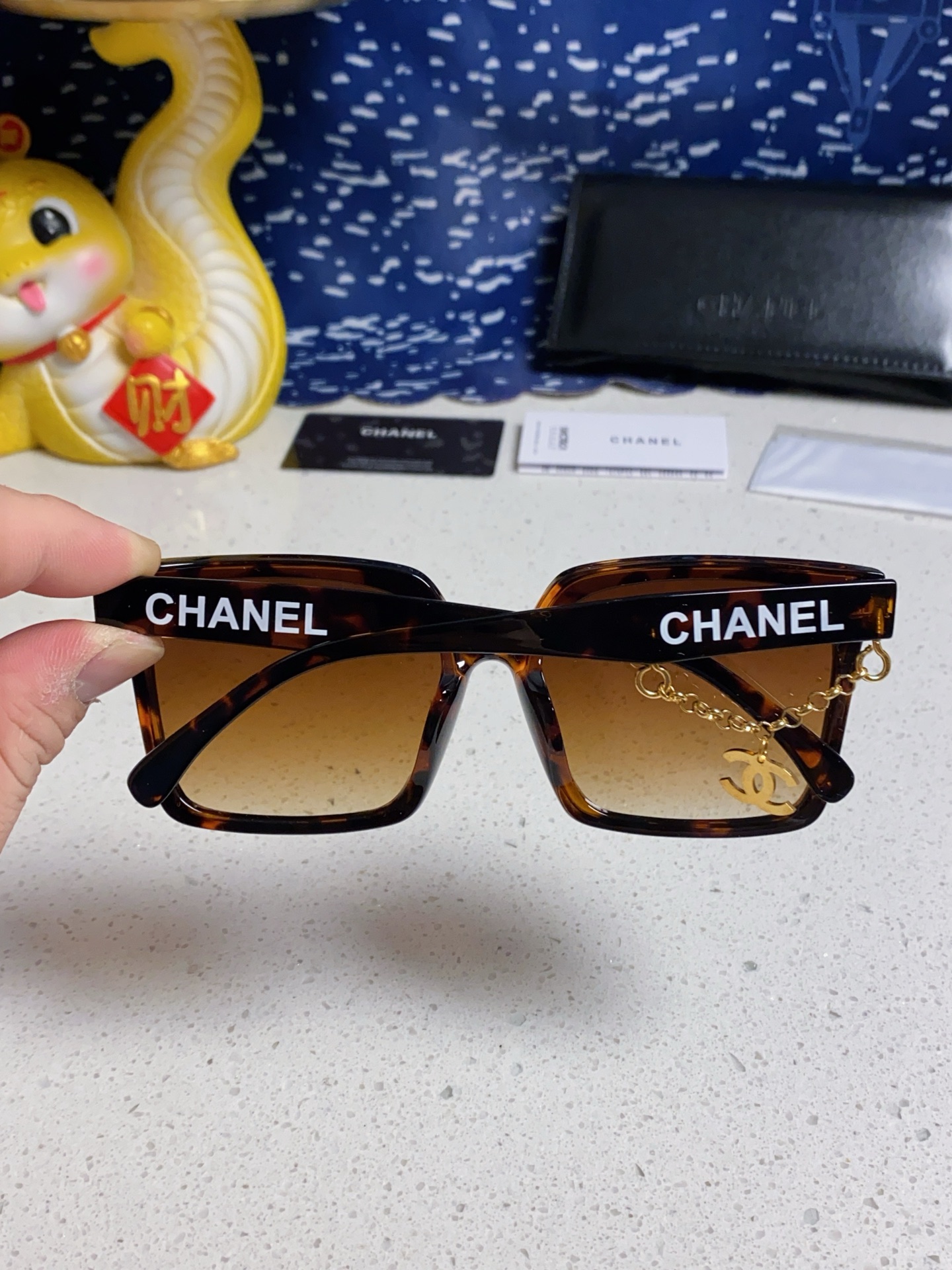 CHANEL シャネル レディースサングラス フレーム 方形 レディース ブラック チャーム付き 多色展開 - 画像 8