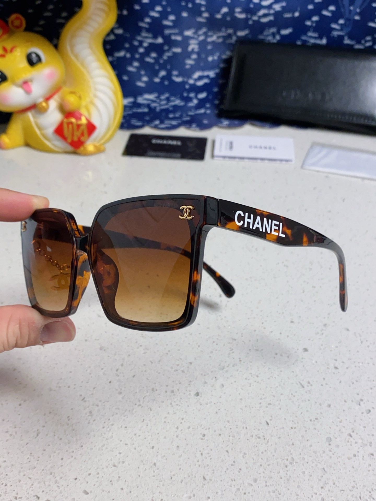 CHANEL シャネル レディースサングラス フレーム 方形 レディース ブラック チャーム付き 多色展開 - 画像 9