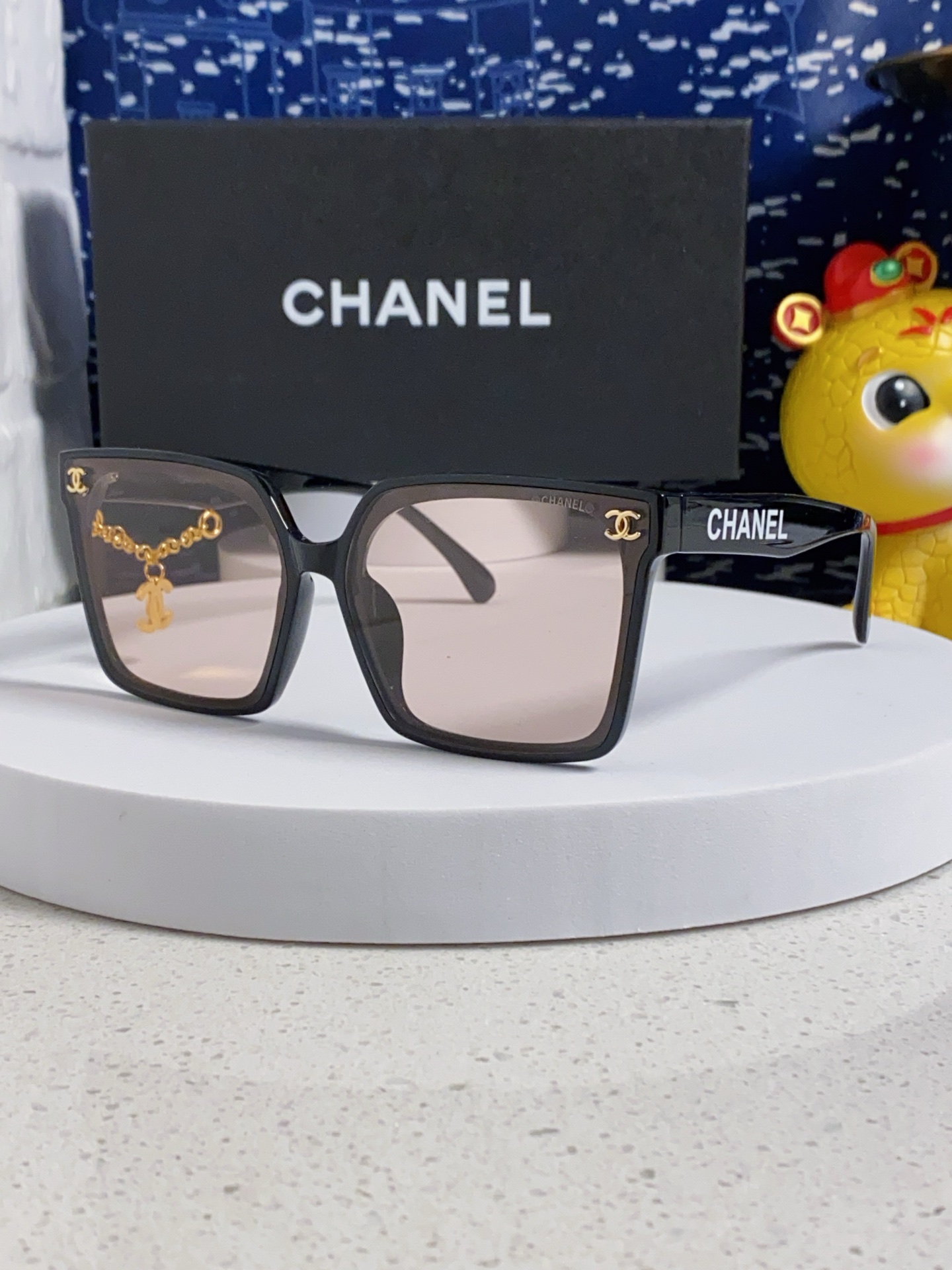 CHANEL シャネル レディースサングラス フレームにCHANELロゴ チェーン付き ブラック ホワイト ブラウン 多色展開