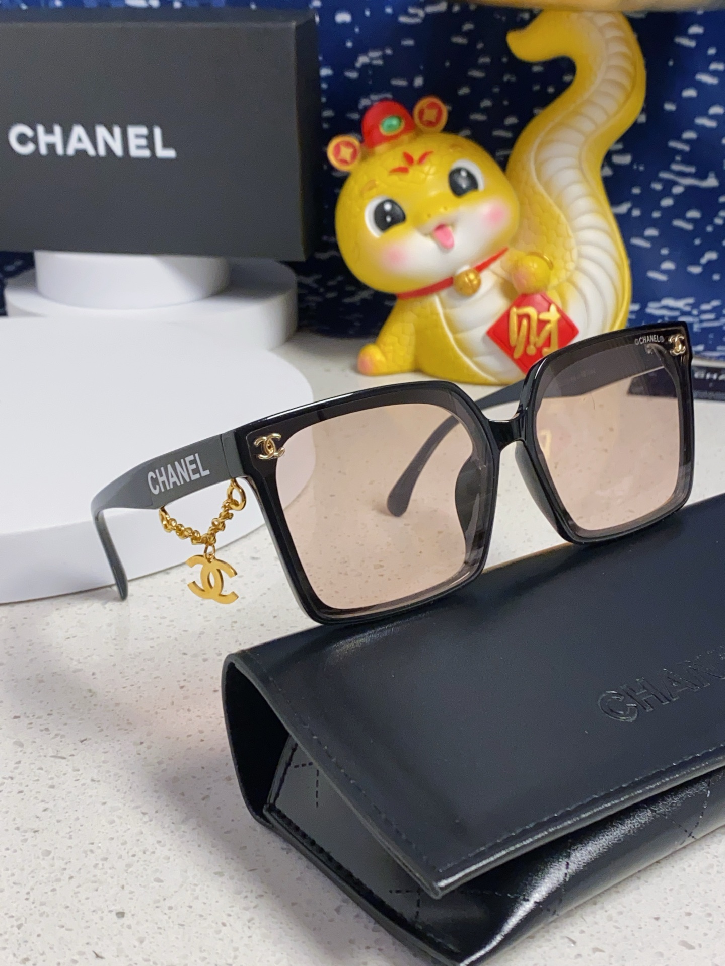 CHANEL シャネル レディースサングラス フレームにCHANELロゴ チェーン付き ブラック ホワイト ブラウン 多色展開 - 画像 2