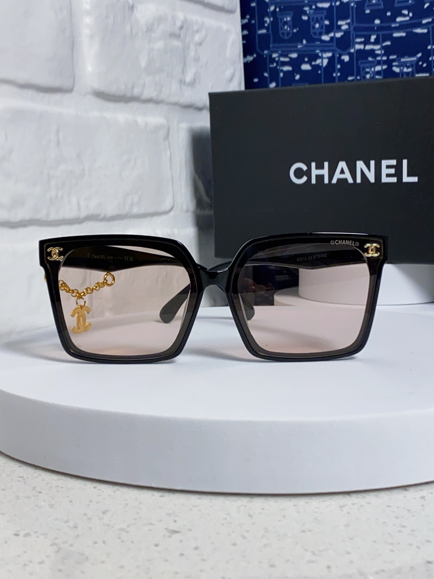 CHANEL シャネル レディースサングラス フレームにCHANELロゴ チェーン付き ブラック ホワイト ブラウン 多色展開 - 画像 5