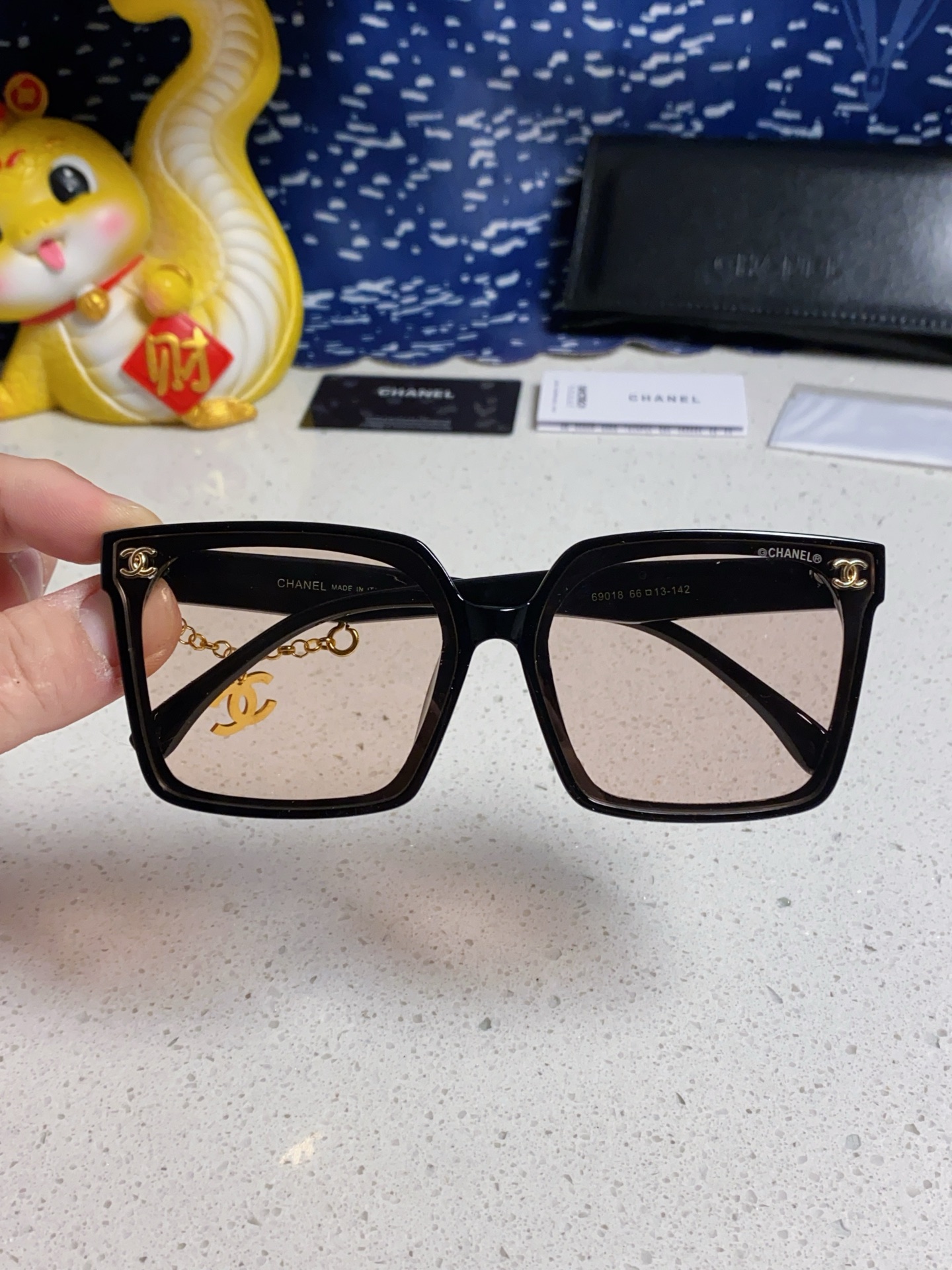 CHANEL シャネル レディースサングラス フレームにCHANELロゴ チェーン付き ブラック ホワイト ブラウン 多色展開 - 画像 7