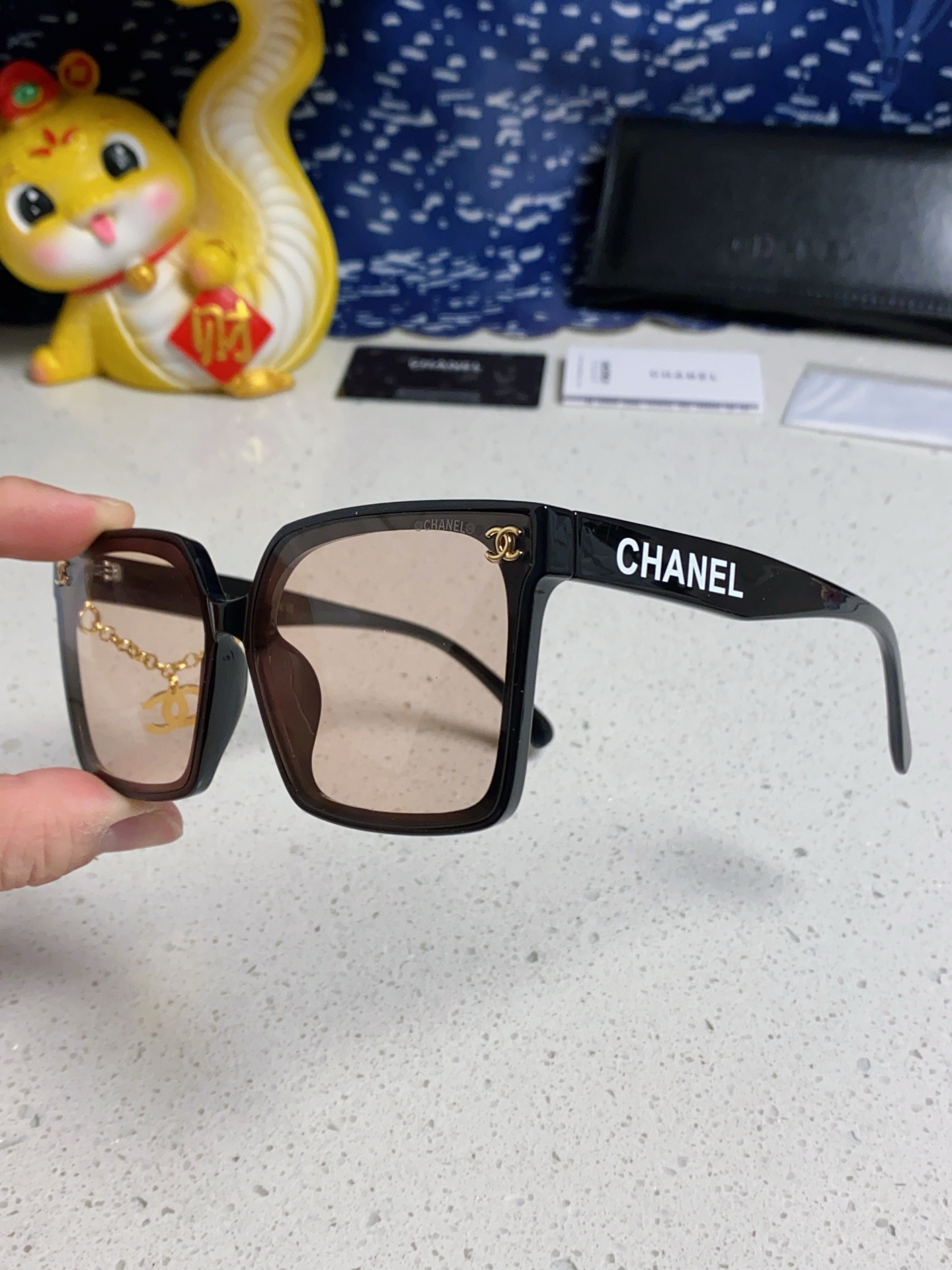 CHANEL シャネル レディースサングラス フレームにCHANELロゴ チェーン付き ブラック ホワイト ブラウン 多色展開 - 画像 9