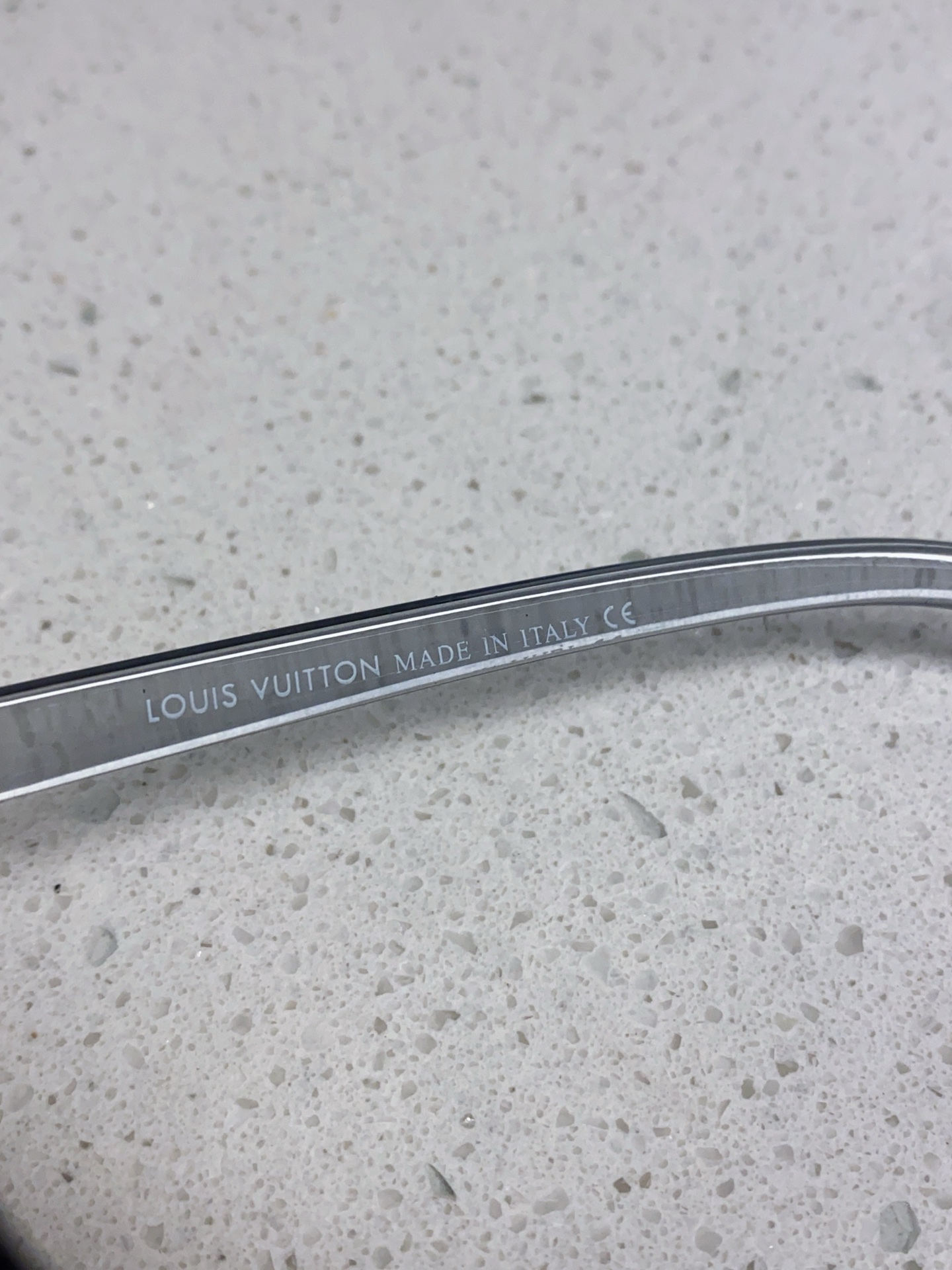 LOUIS VUITTON ルイヴィトン サングラス 2025年新作 可装近视镜片 トーン加工 メンズ サンメガネ 透灰 多色展開 - 画像 2