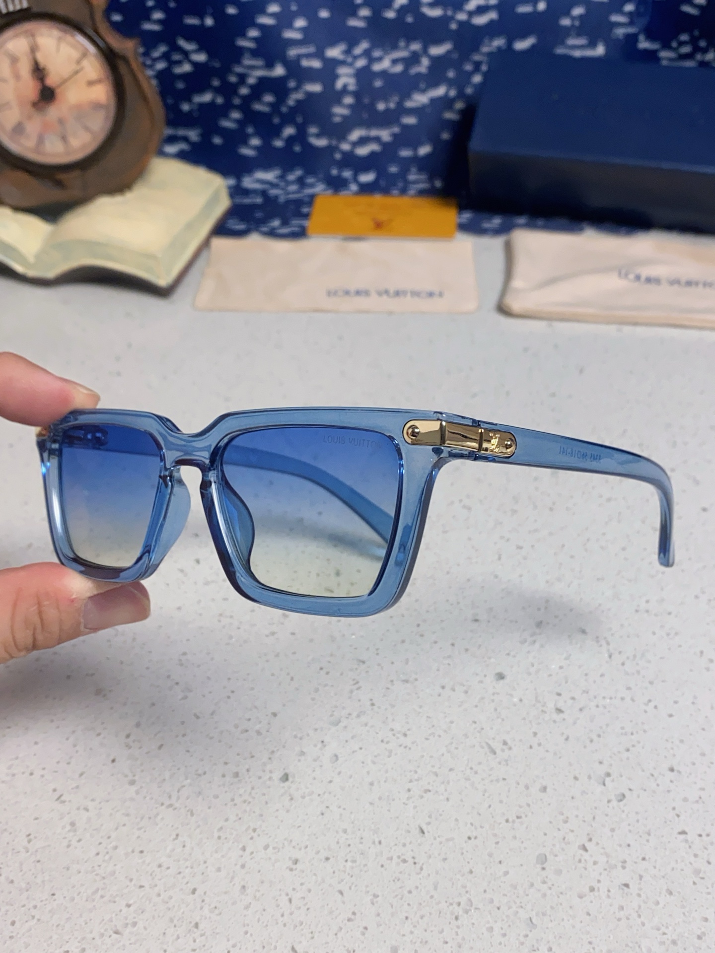 LOUIS VUITTON ルイヴィトン サングラス フレーム交換可能 2025年新作 ブルー 透粉 透灰 白色 ブラック 水銀 多色展開 - 画像 9