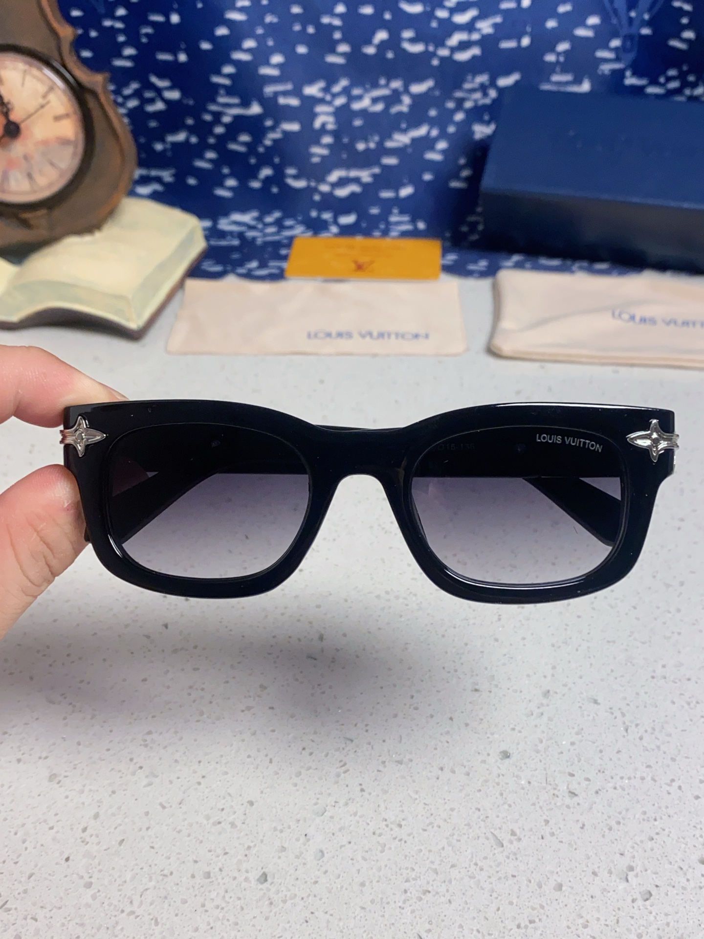 Louis Vuitton ルイヴィトン サングラス メンズ レディース 2025年新作 ブルー ブラック 通勤 レトロ フレーム 多色展開 - 画像 7