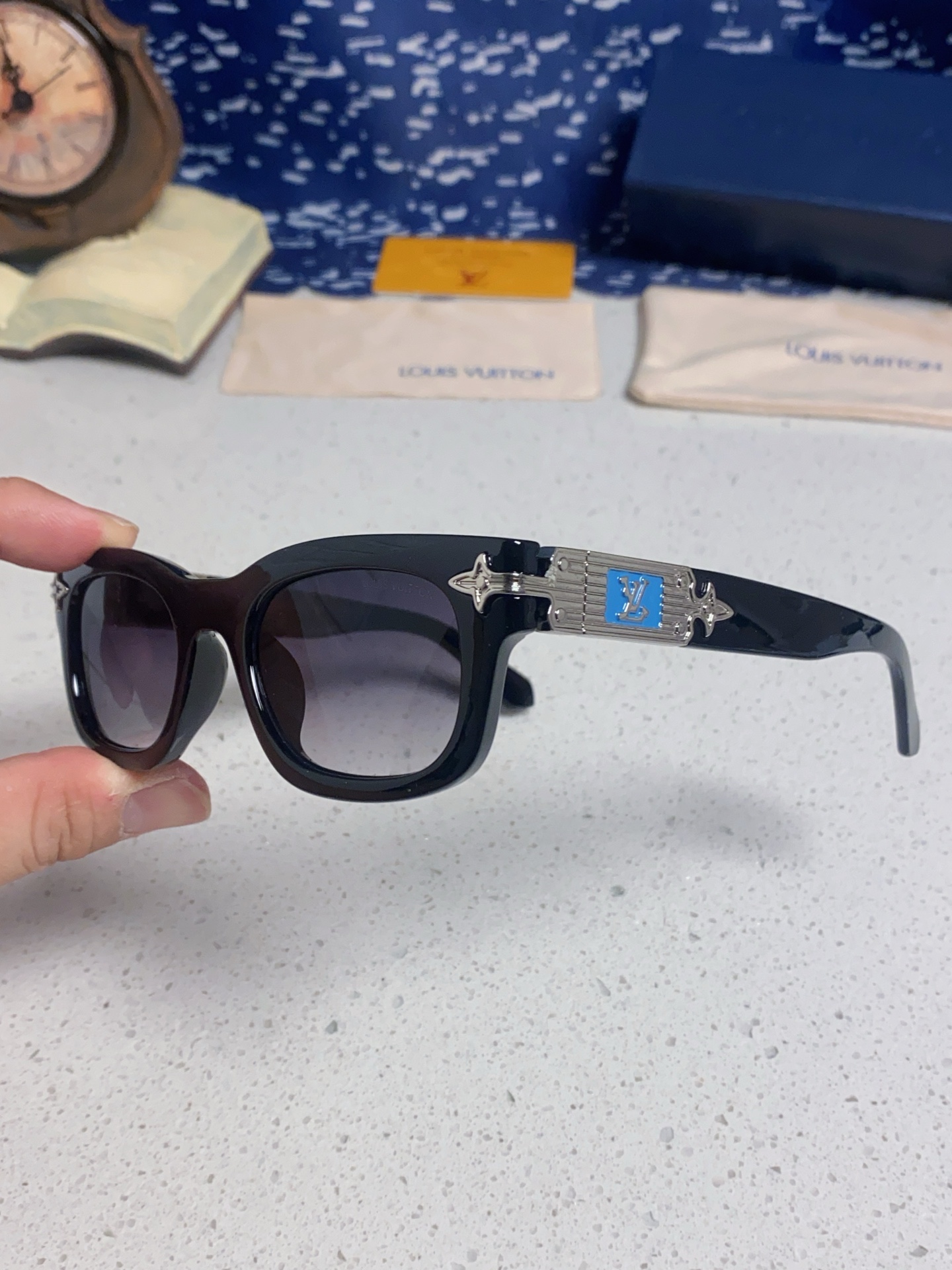 Louis Vuitton ルイヴィトン サングラス メンズ レディース 2025年新作 ブルー ブラック 通勤 レトロ フレーム 多色展開 - 画像 9