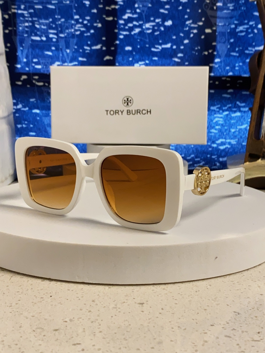 TORY BURCH トーリーバーチ サングラス フレーム：白 レディース 2025年新作 大きなスクエア型 インスタ風 モデル ウェア ブランド 5色展開