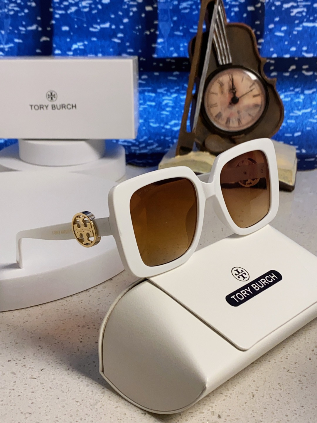 TORY BURCH トーリーバーチ サングラス フレーム：白 レディース 2025年新作 大きなスクエア型 インスタ風 モデル ウェア ブランド 5色展開 - 画像 2