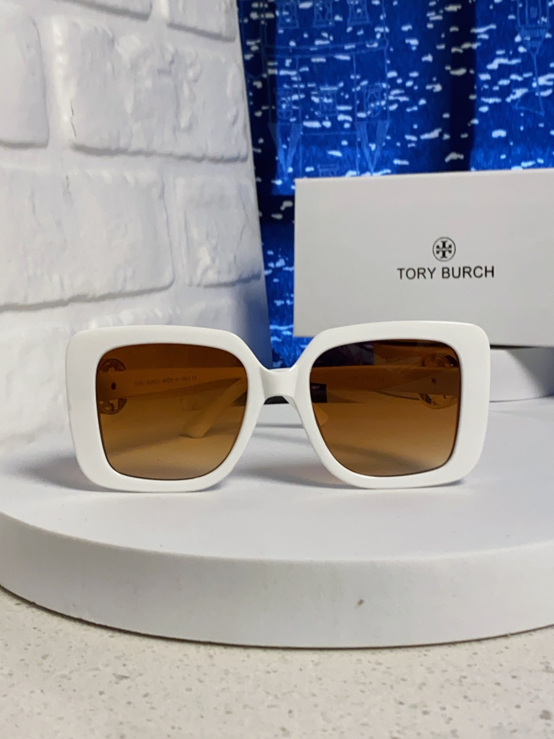TORY BURCH トーリーバーチ サングラス フレーム：白 レディース 2025年新作 大きなスクエア型 インスタ風 モデル ウェア ブランド 5色展開 - 画像 5