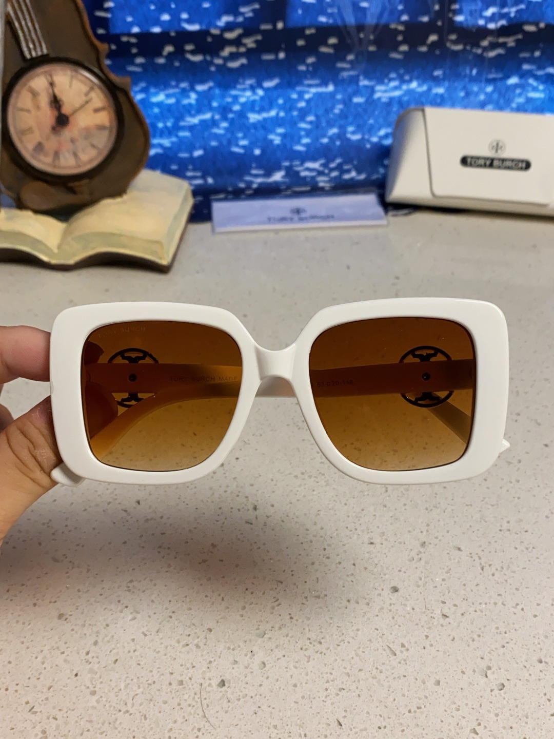 TORY BURCH トーリーバーチ サングラス フレーム：白 レディース 2025年新作 大きなスクエア型 インスタ風 モデル ウェア ブランド 5色展開 - 画像 7