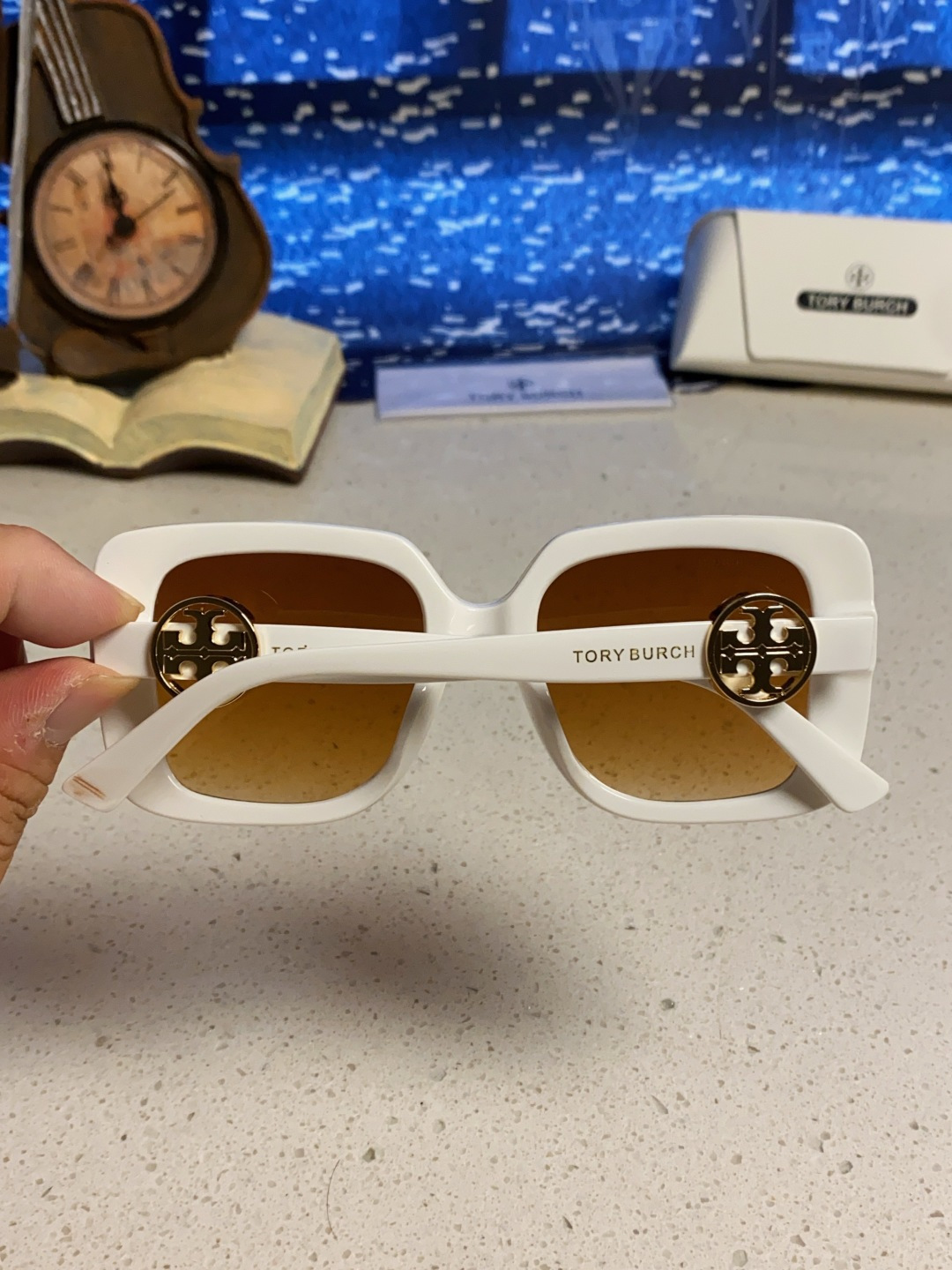 TORY BURCH トーリーバーチ サングラス フレーム：白 レディース 2025年新作 大きなスクエア型 インスタ風 モデル ウェア ブランド 5色展開 - 画像 8