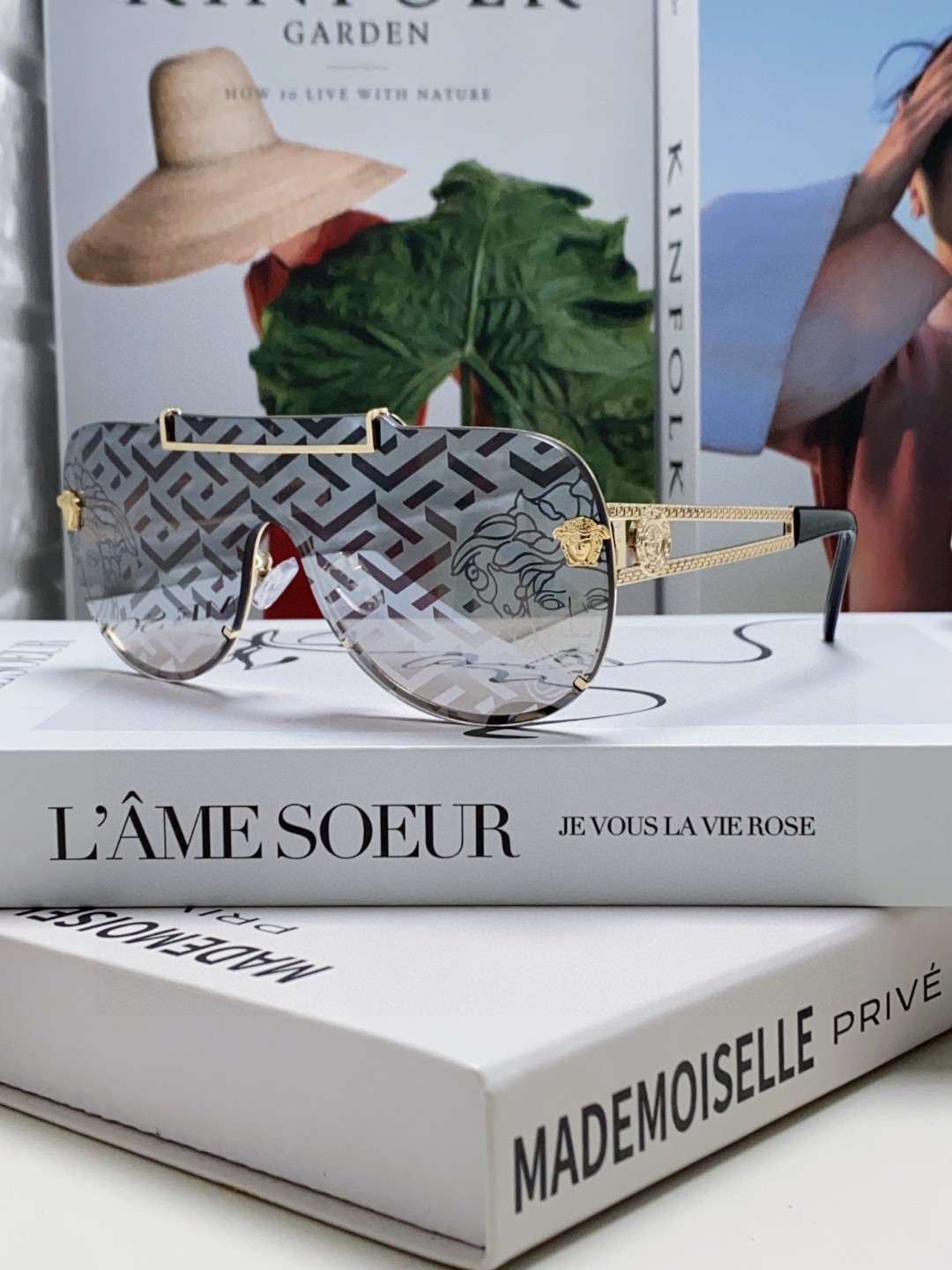 VERSACE ヴェルサセ メガネ型サングラス 2024年新作 フレームにロゴとメデューサの頭像 メンズ レディース 男女兼用 サングラス 黒色 真茶色 水銀 ブラウン 31404